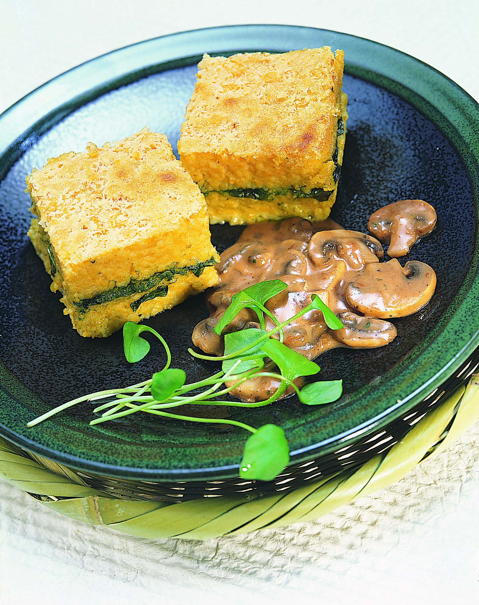 Polenta gratinée à l'ail des ours - sauce forestière à la crème