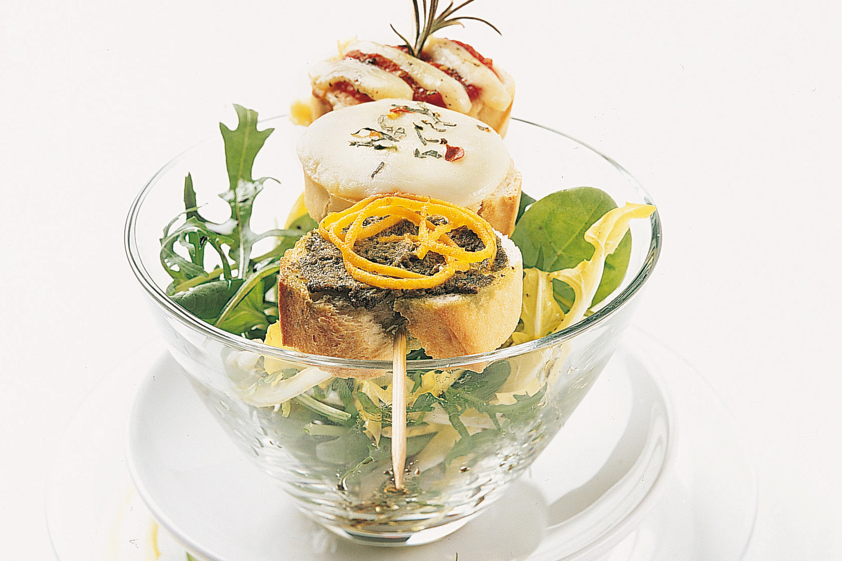 Überbackene Parisette-Spiessli mit Salat