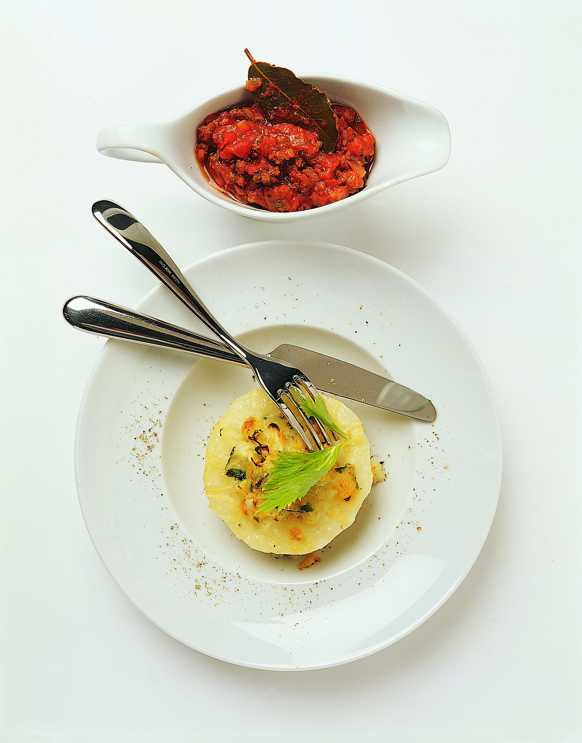 Überbackene Selleriehälften mit Sauce Bolognese