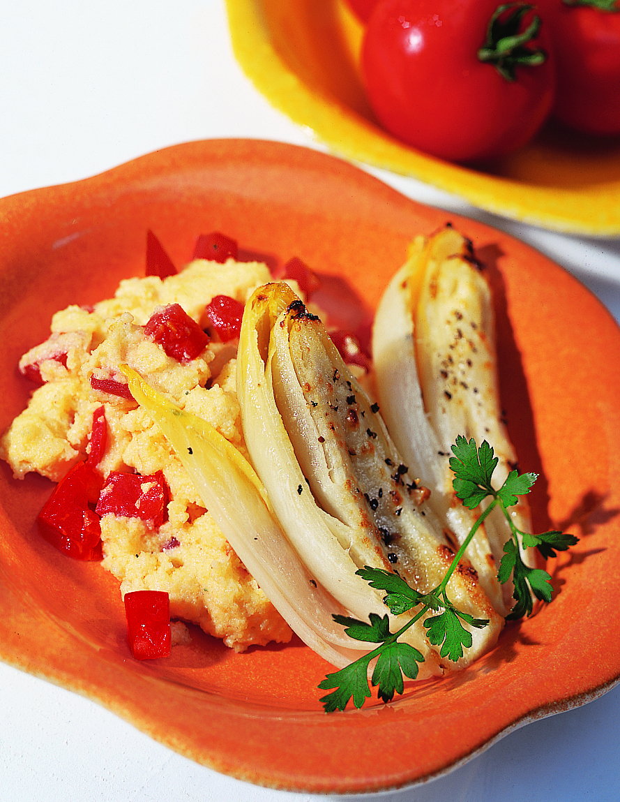 Überbackener Chicorée auf Tomaten-Polenta