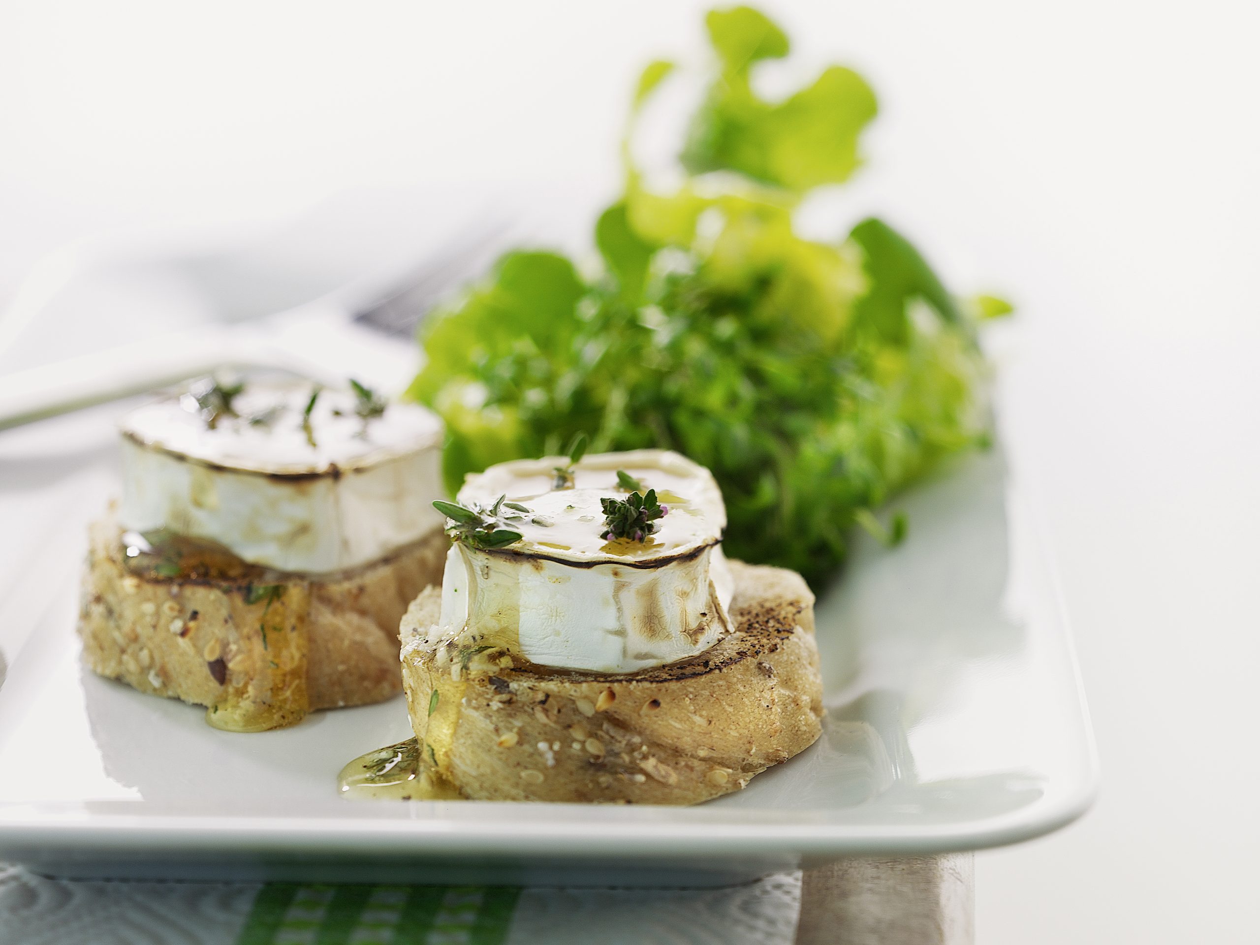 Tartines au fromage gratiné et petite salade