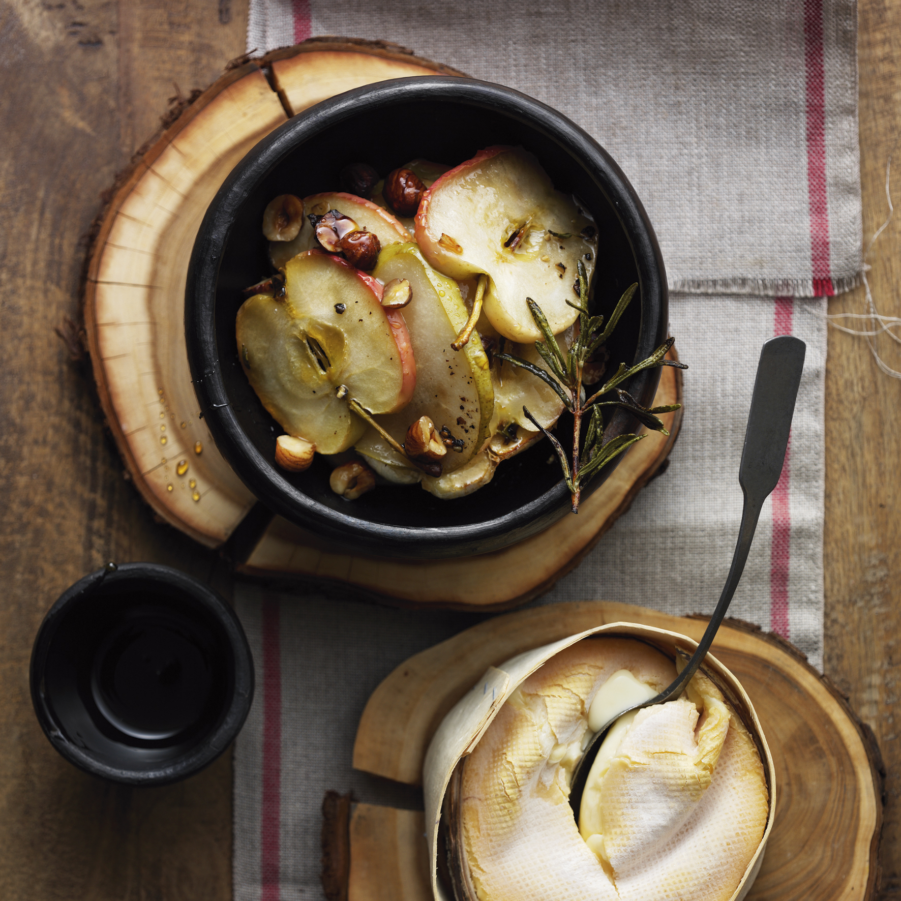 Vacherin Mont-d'Or mit Bratobst und Waldhonig