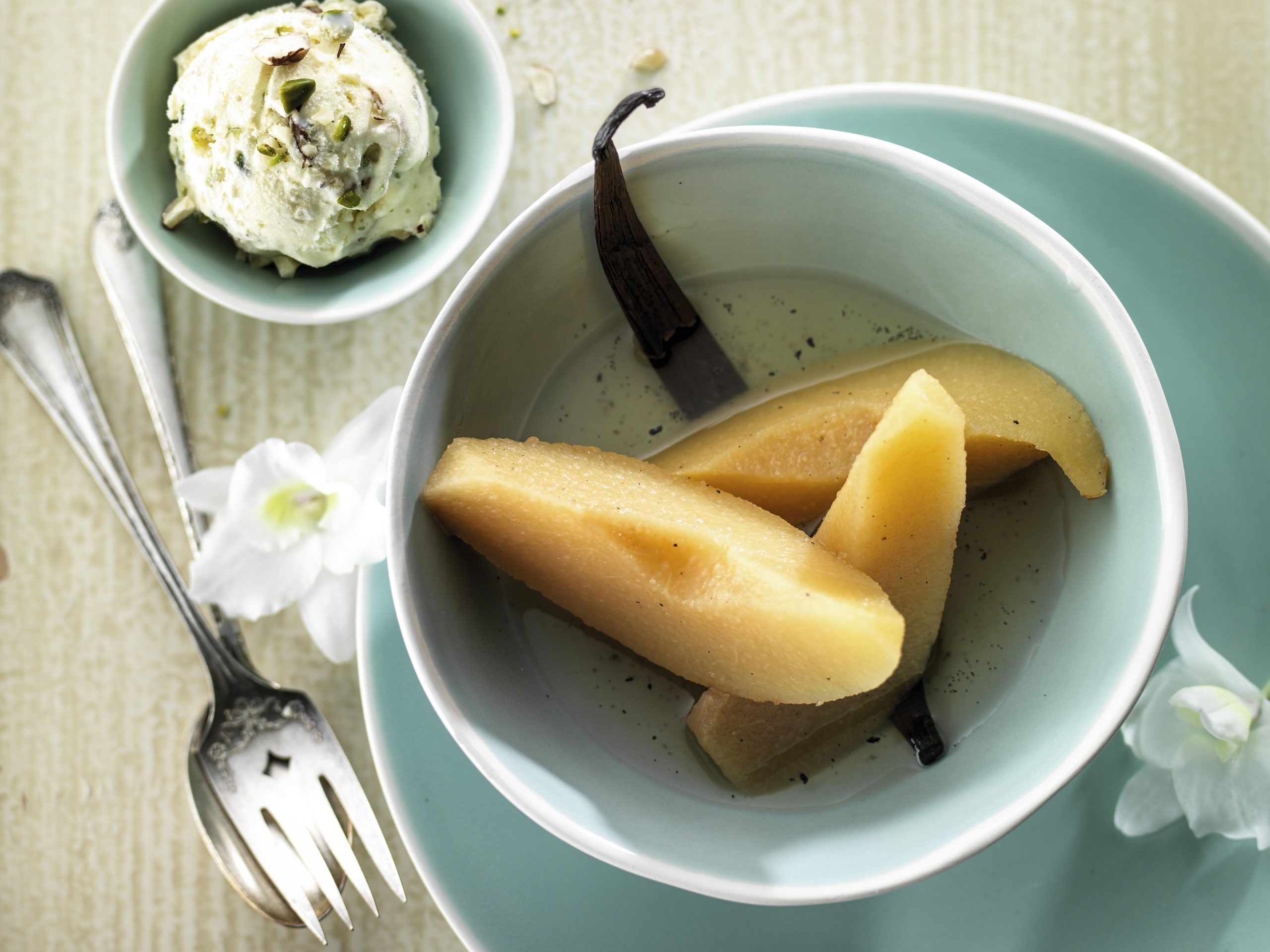 Vanille-Gewürz-Quitten mit Nussglace