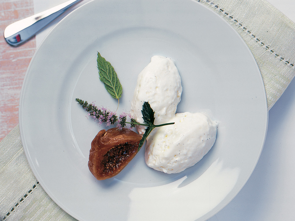 Vanille-Mousse mit Brandy-Feigen