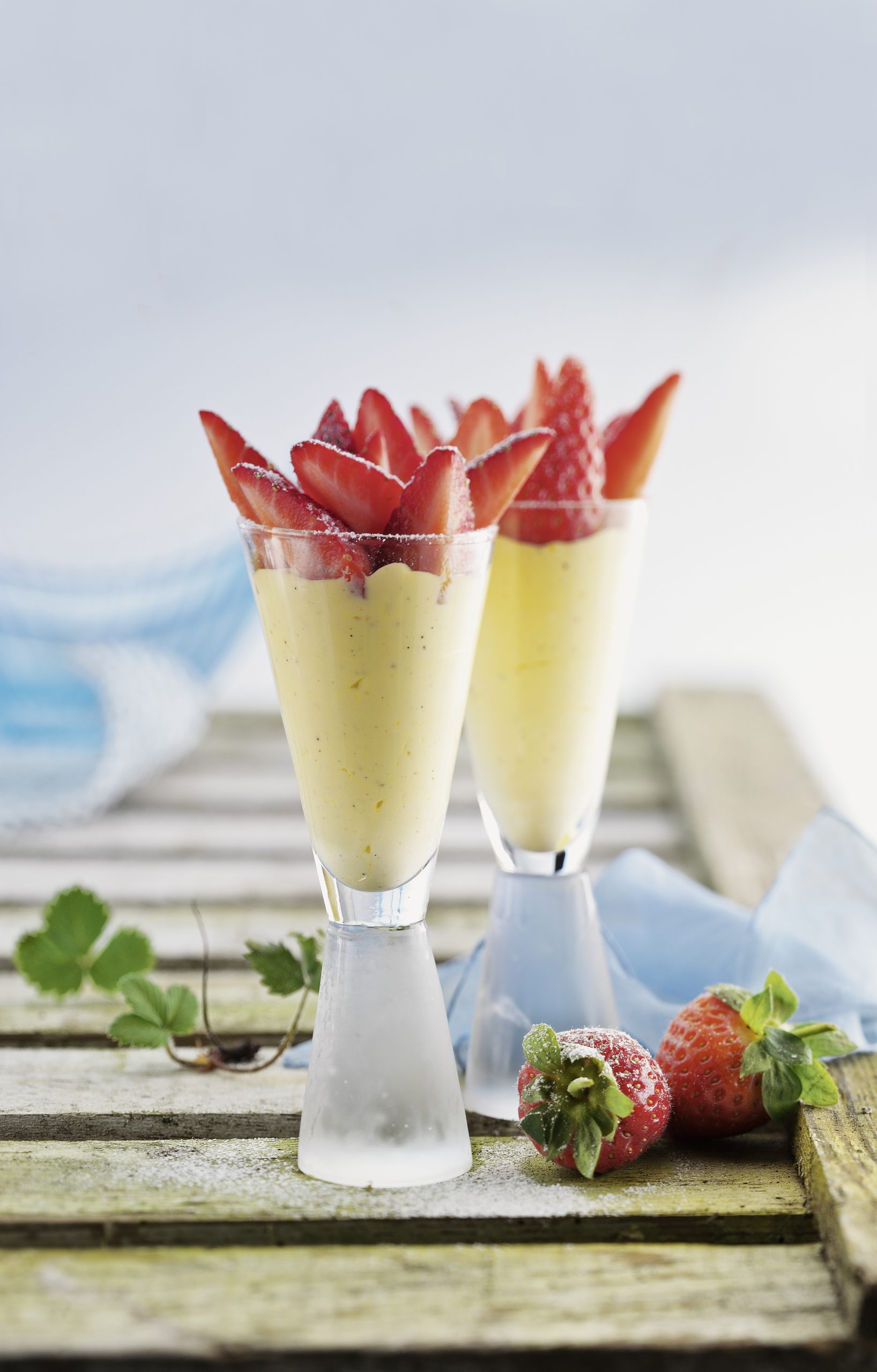 Vanille-Safran-Parfait mit Erdbeeren
