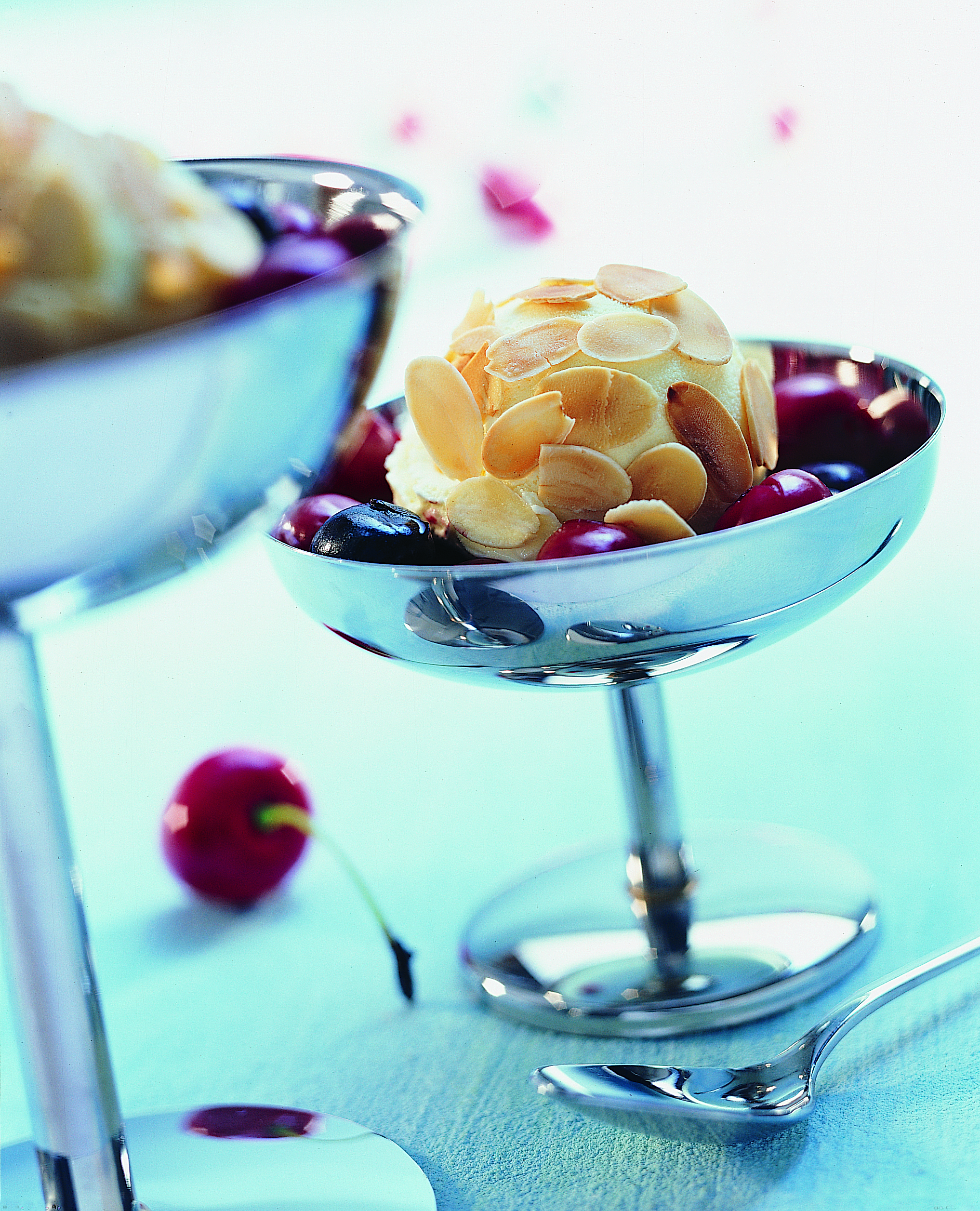 Glace vanille aux amandes sur lit de cerises