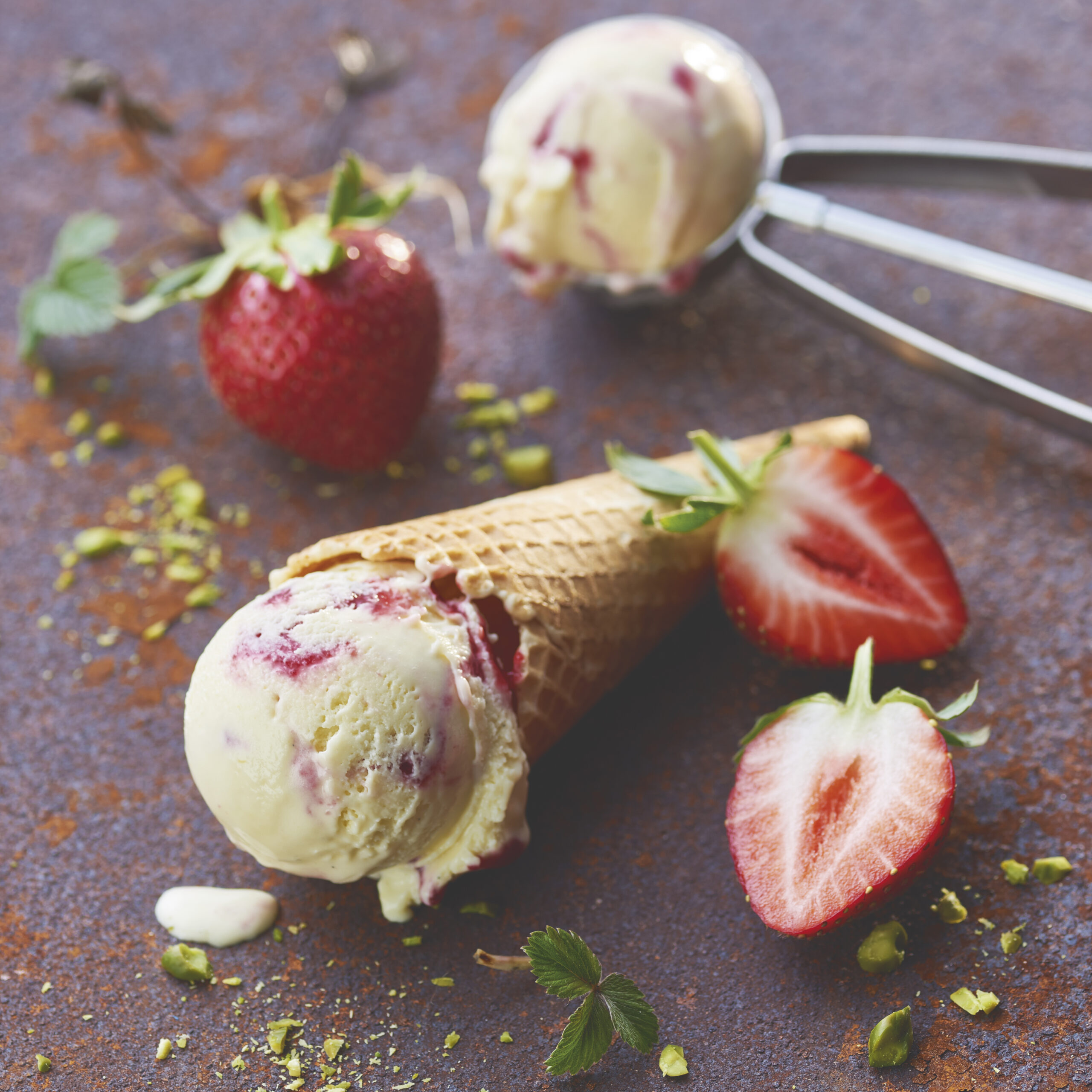 Glace vanille sauce fraise et rhubarbe