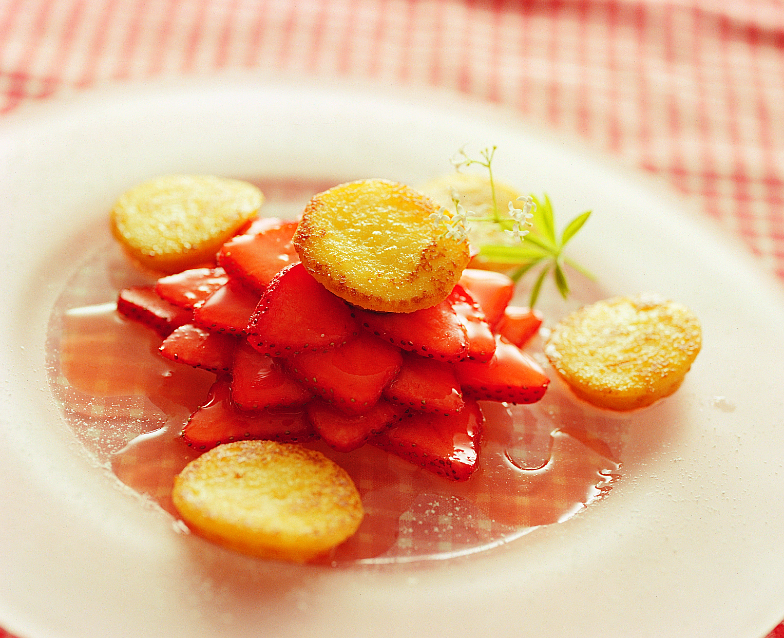 Vanillerahm-Törtchen mit Erdbeeren