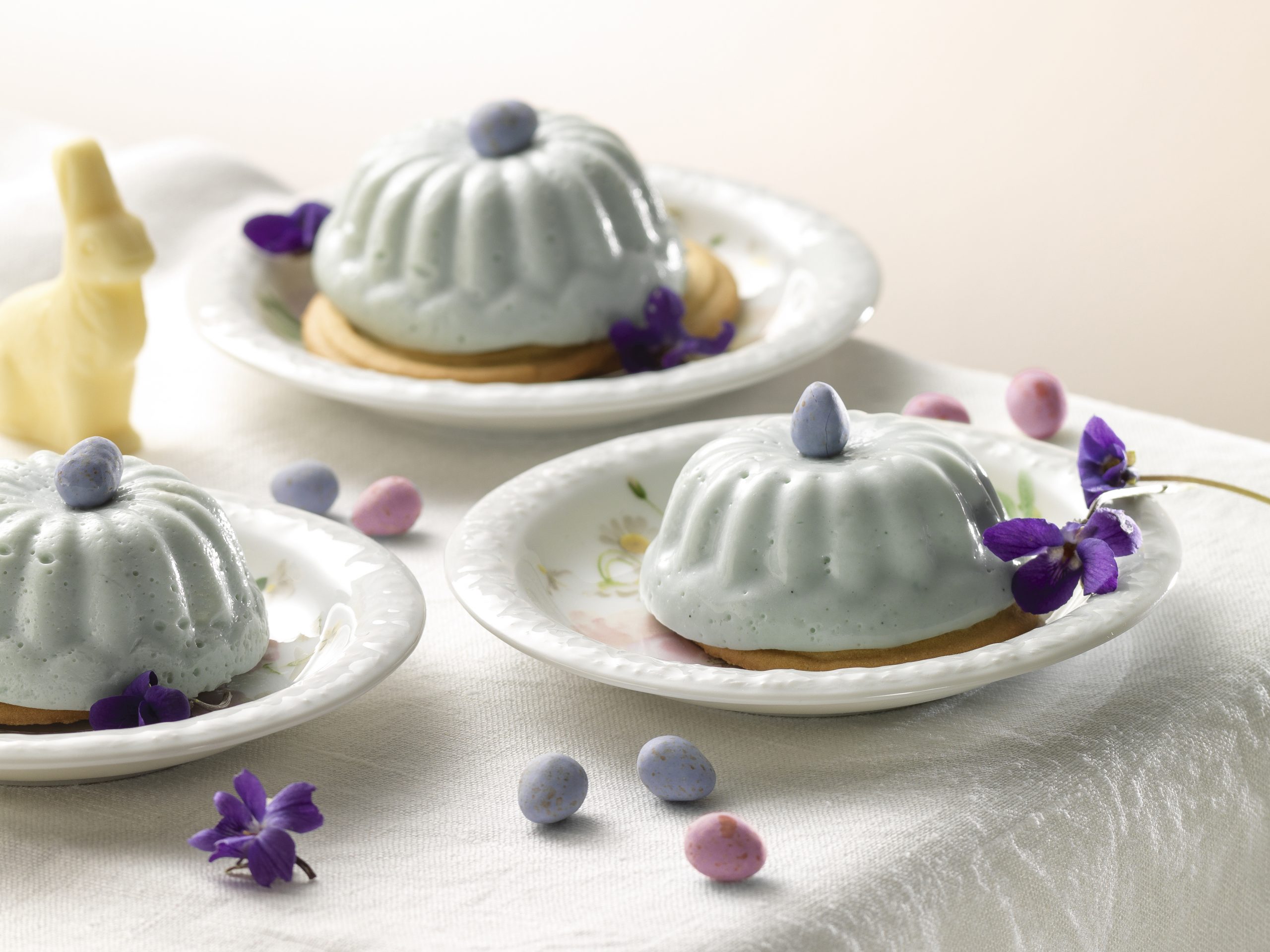 Veilchen-Pudding auf Guetzliboden