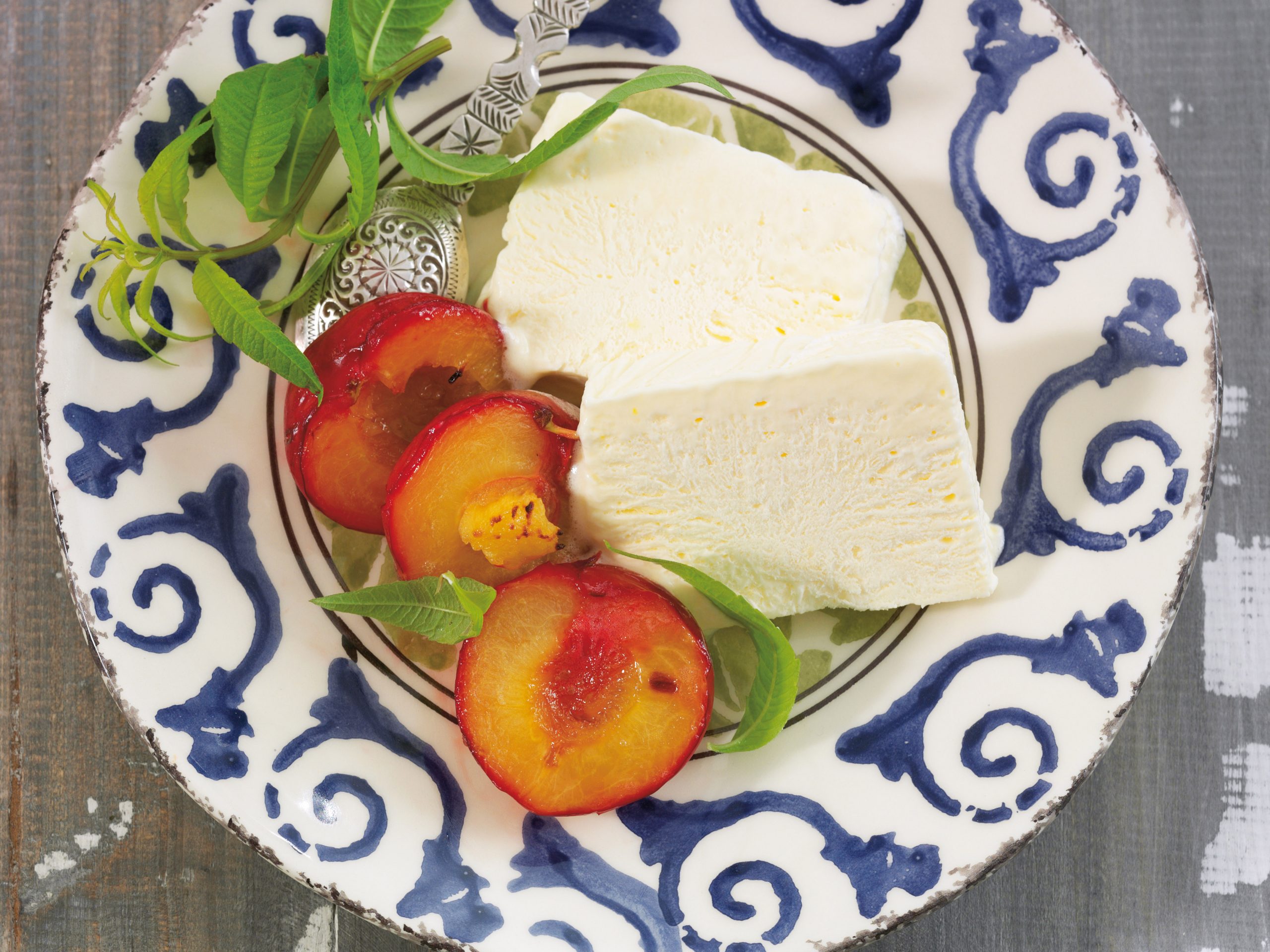 Verveine-Parfait mit Ofenpflaumen