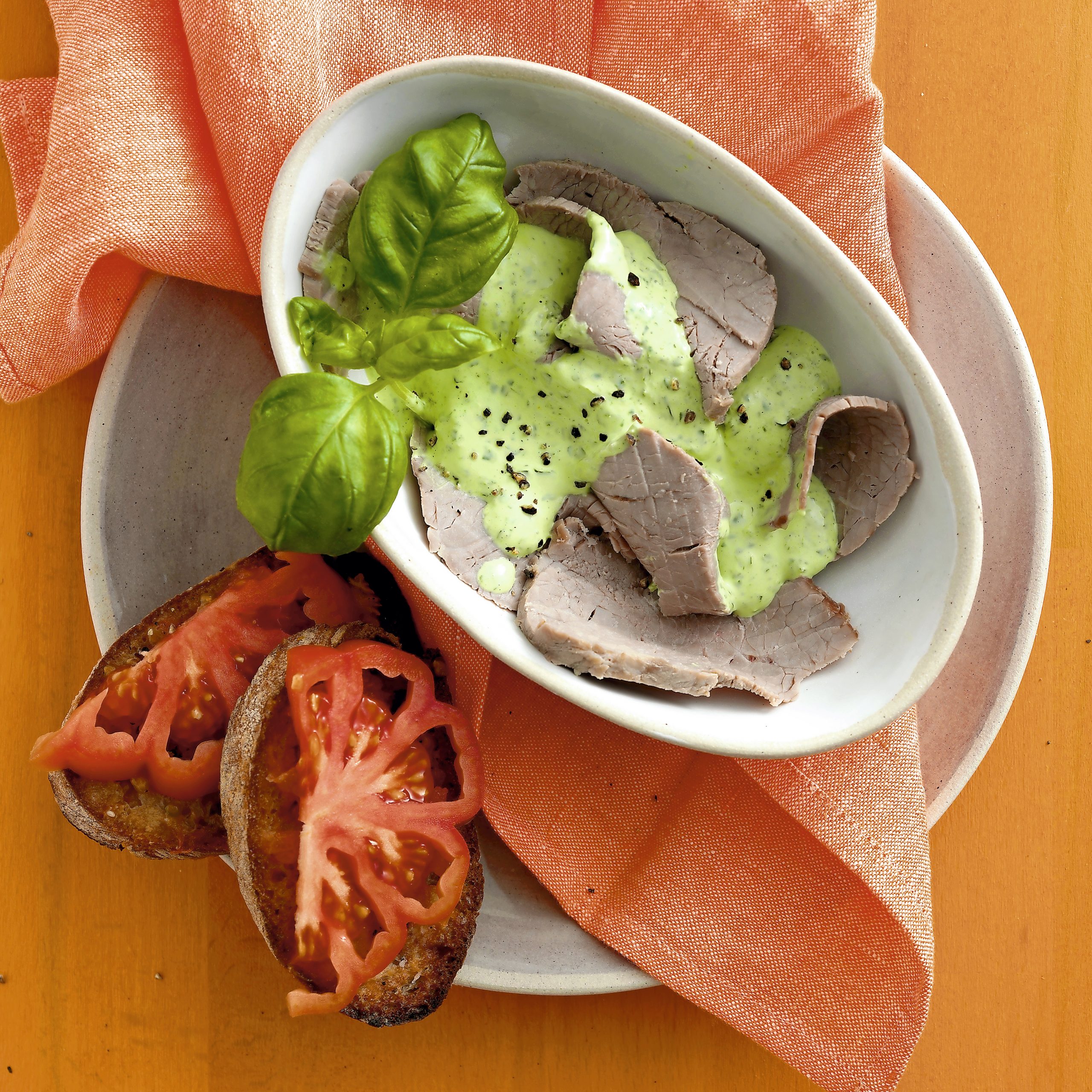 Vitello basilico et bruschette aux tomates