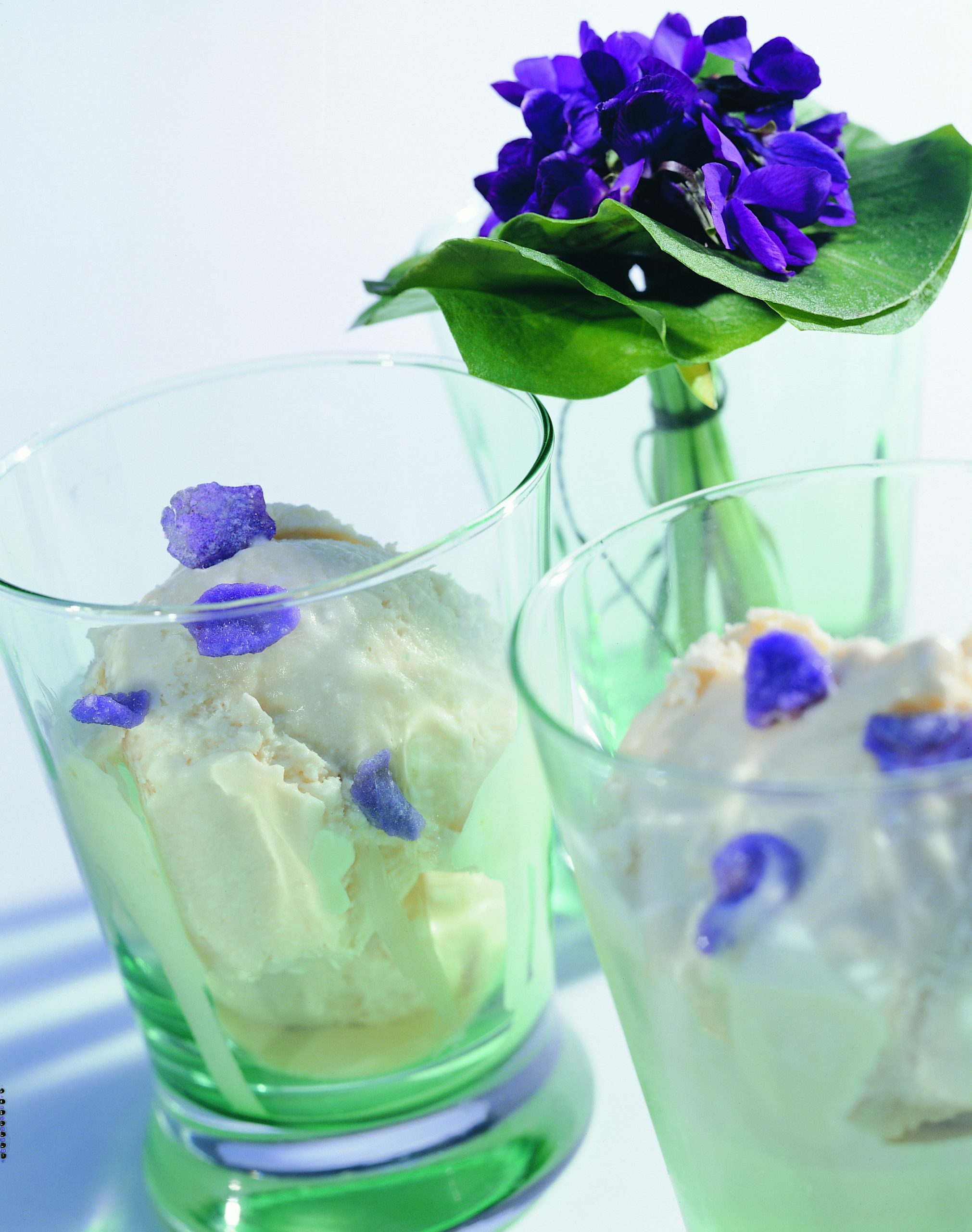 Glace à l'aspérule avec violettes au sucre