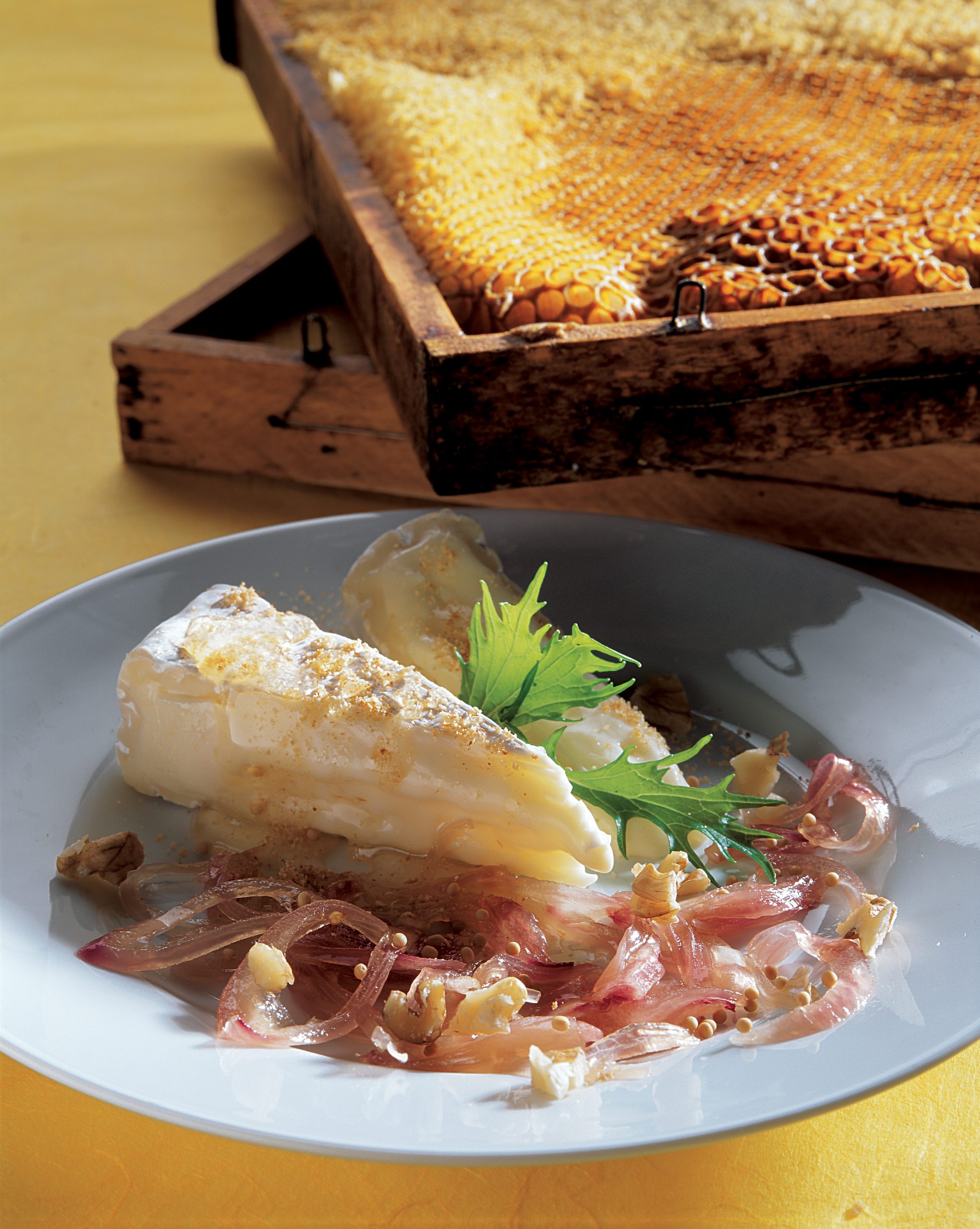 Warmer Brie mit Honig-Schalotten