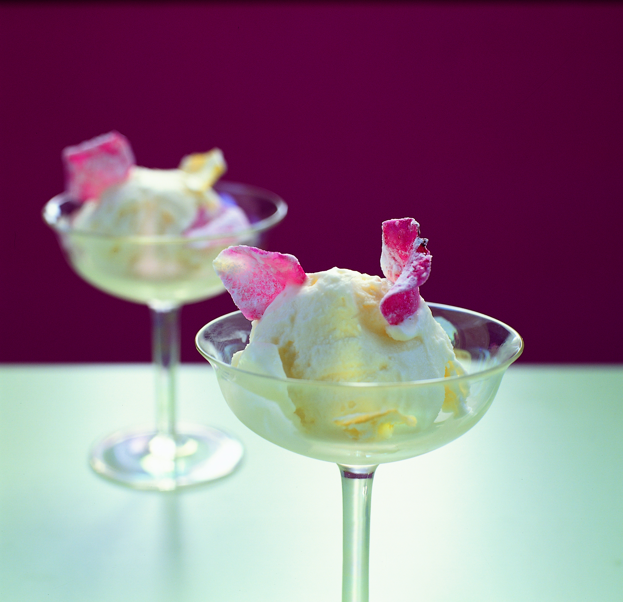 Glace au pain d'épice garnie de pétales de rose confits