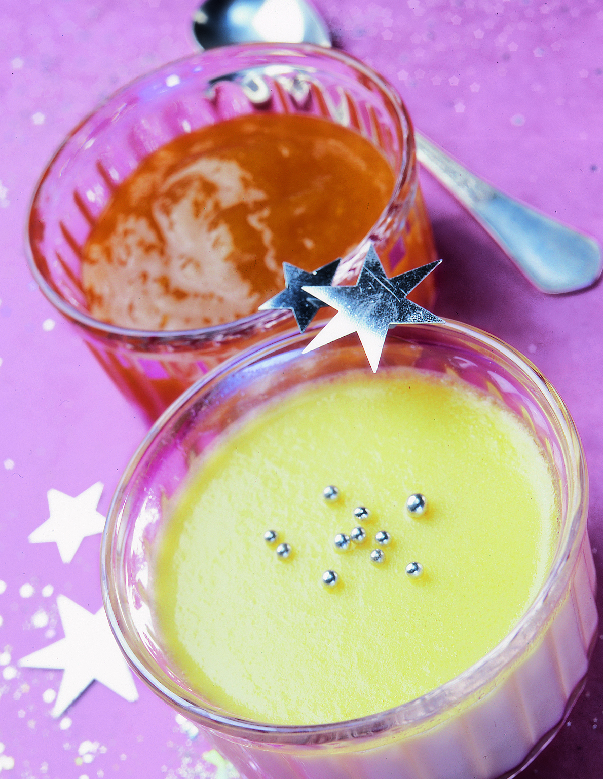 Weisse Schokoladeflans mit Dörraprikosensauce