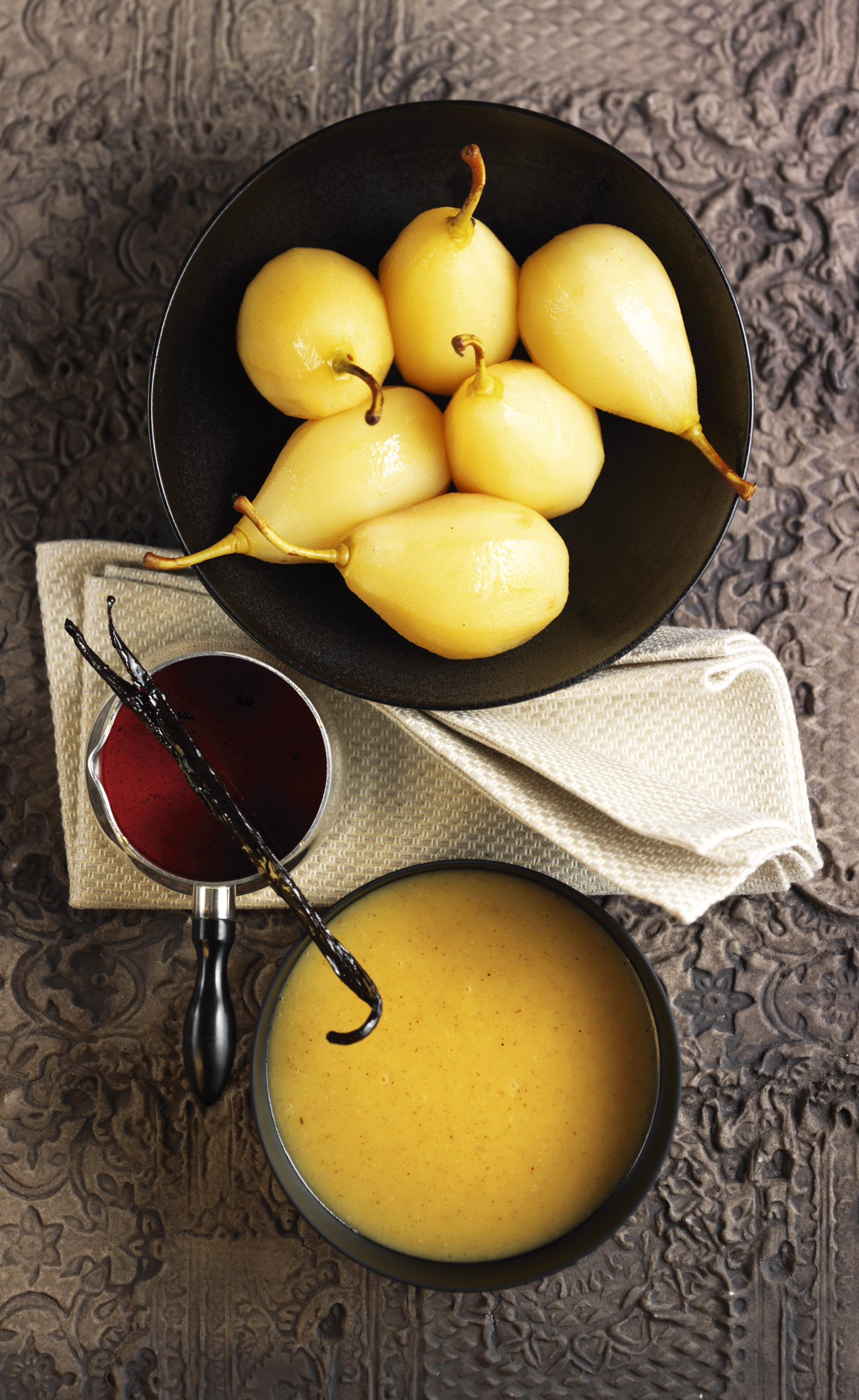 Weisse Schokoladen-Lebkuchensauce zu pochierten Birnen