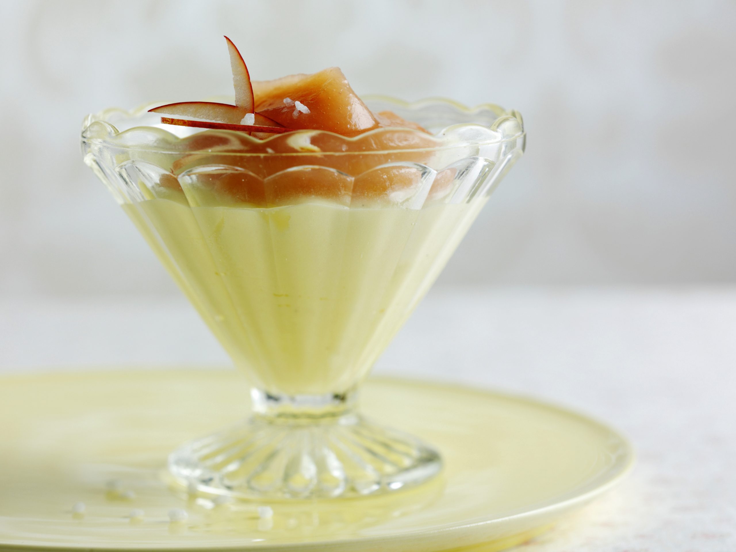 Weisse Schokoladenmousse mit Apfelmus