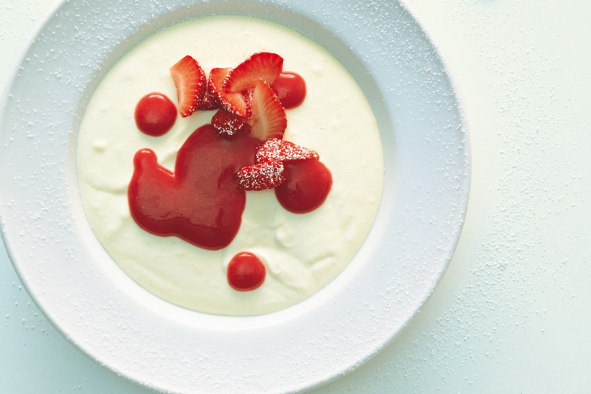 Mousse au chocolat blanc et coulis de fraises