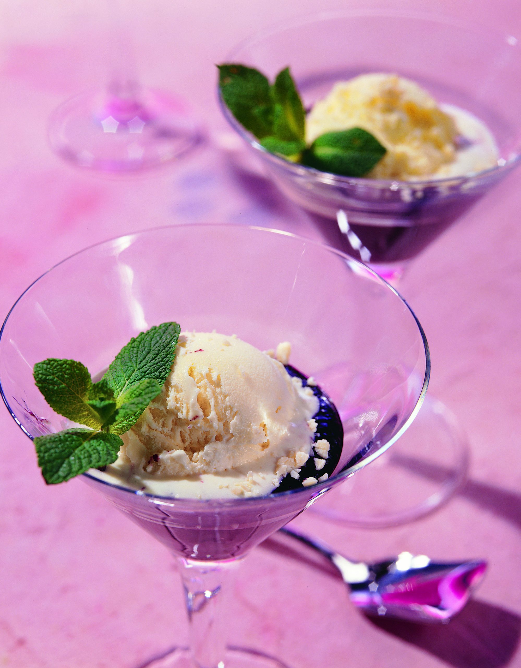 Parfait au chocolat blanc sauce aux cerises