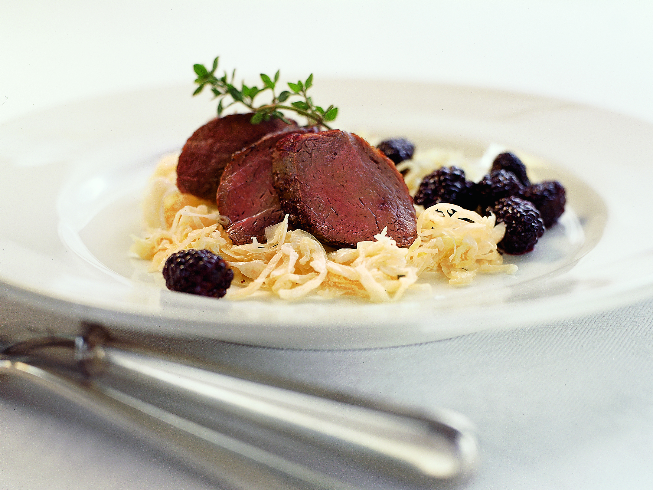 Filet de sanglier sur lit de choucroute à la crème et compote de mûre