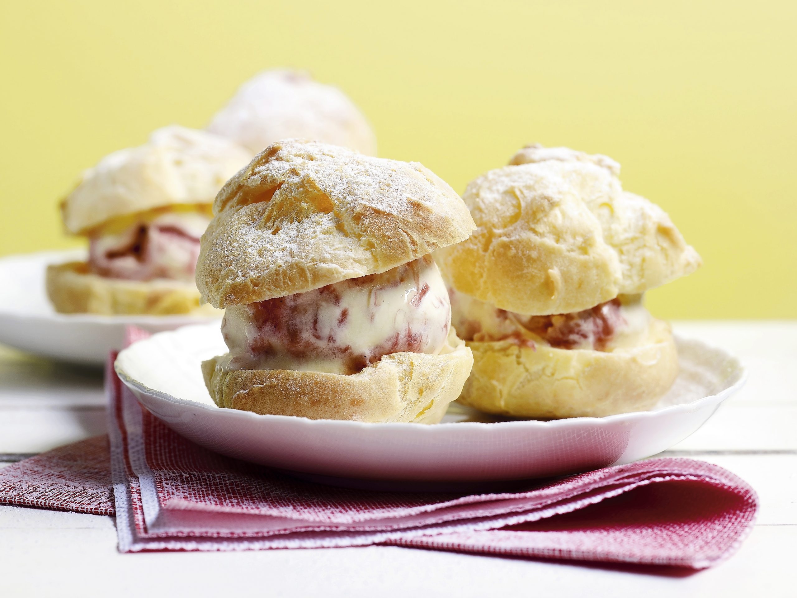 Choux à la glace vanille-rhubarbe