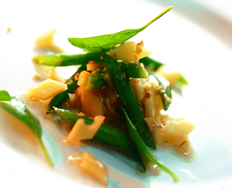 Winzerkäse an Nuss-Vinaigrette