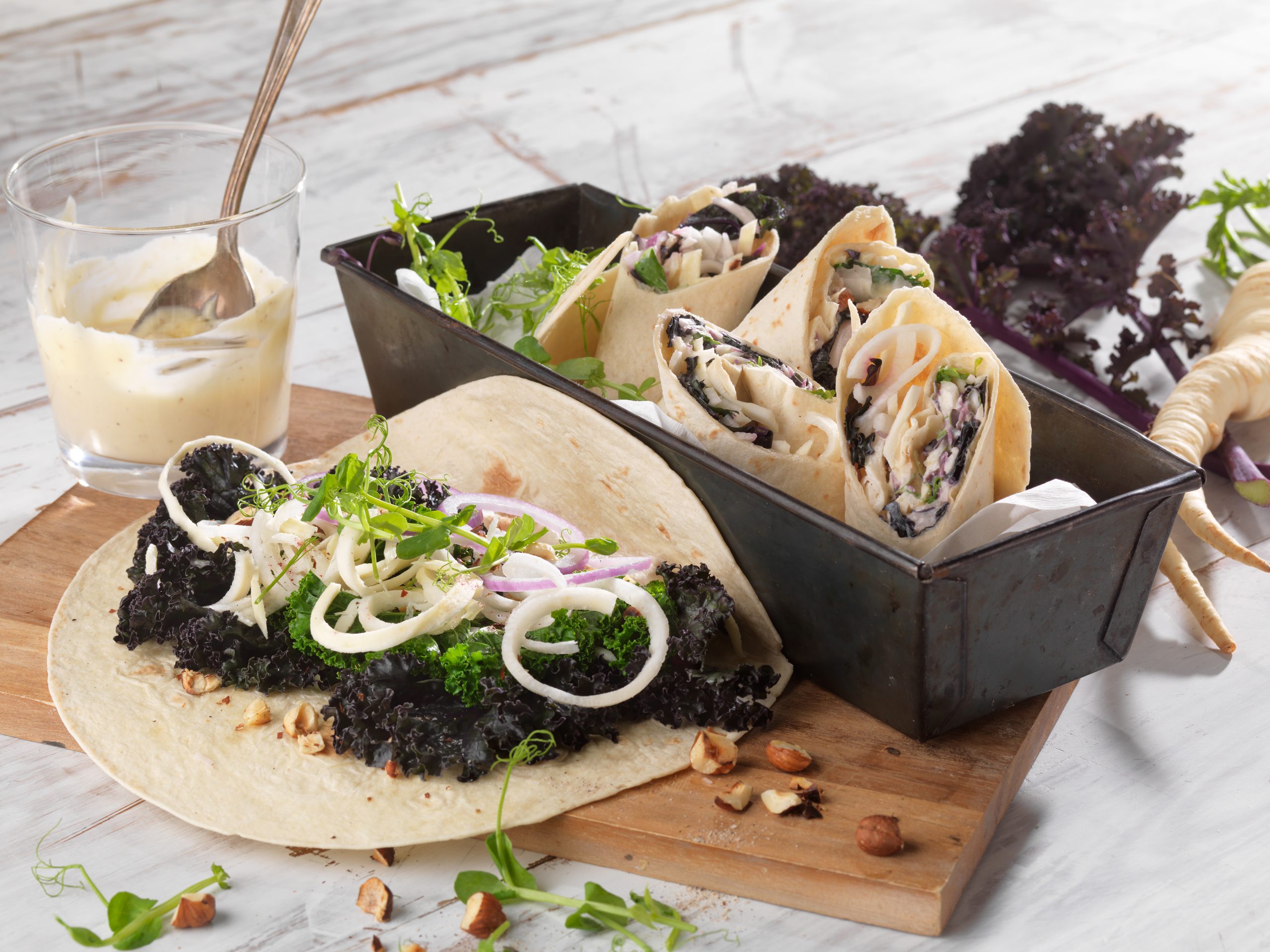 Wraps mit Federkohl-Petersilienwurzel-Füllung