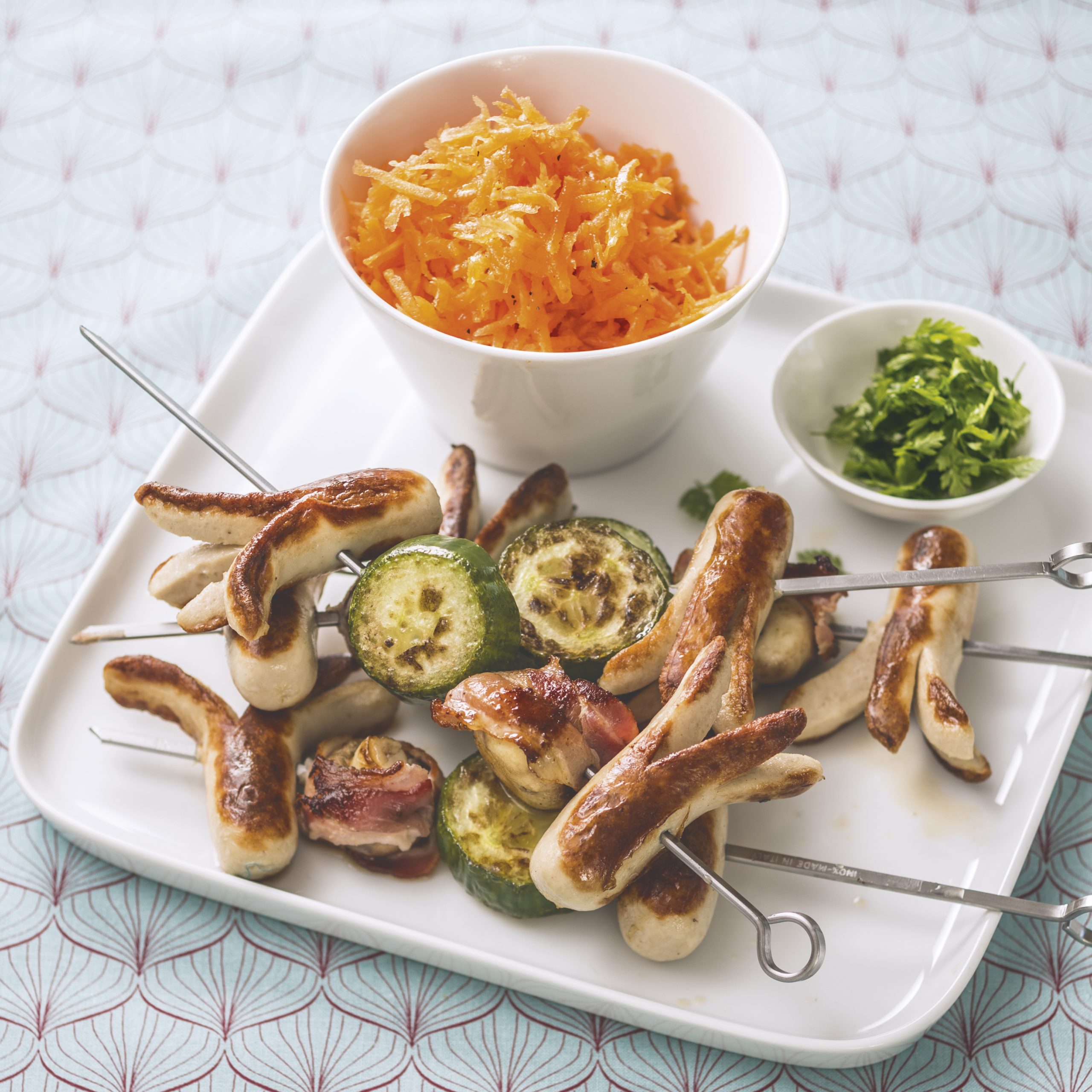 Würstli-Gurken-Spiesse mit Rüeblisalat (Low Carb)