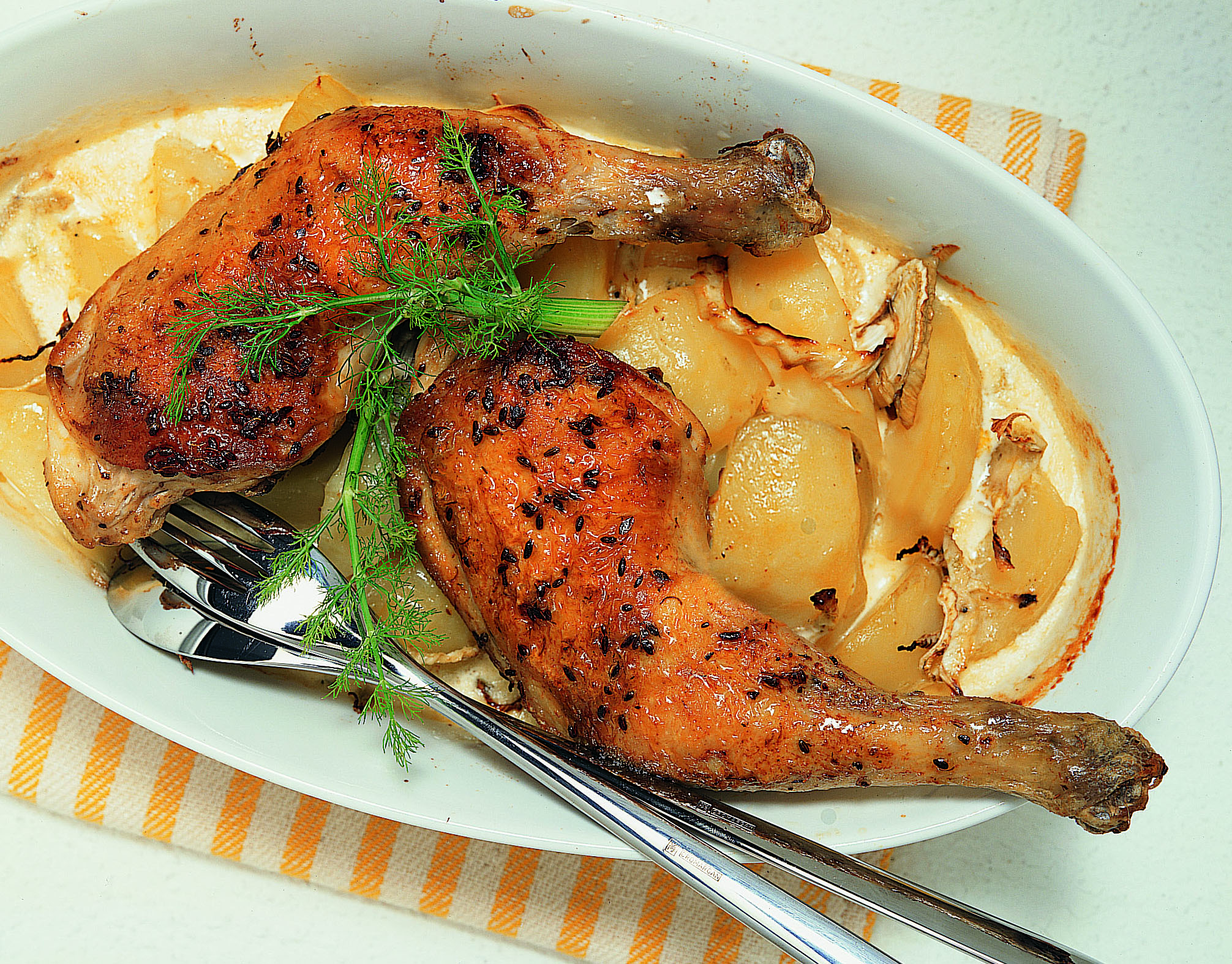 Würzige Pouletschenkel mit Fenchel-Kartoffel-Gratin