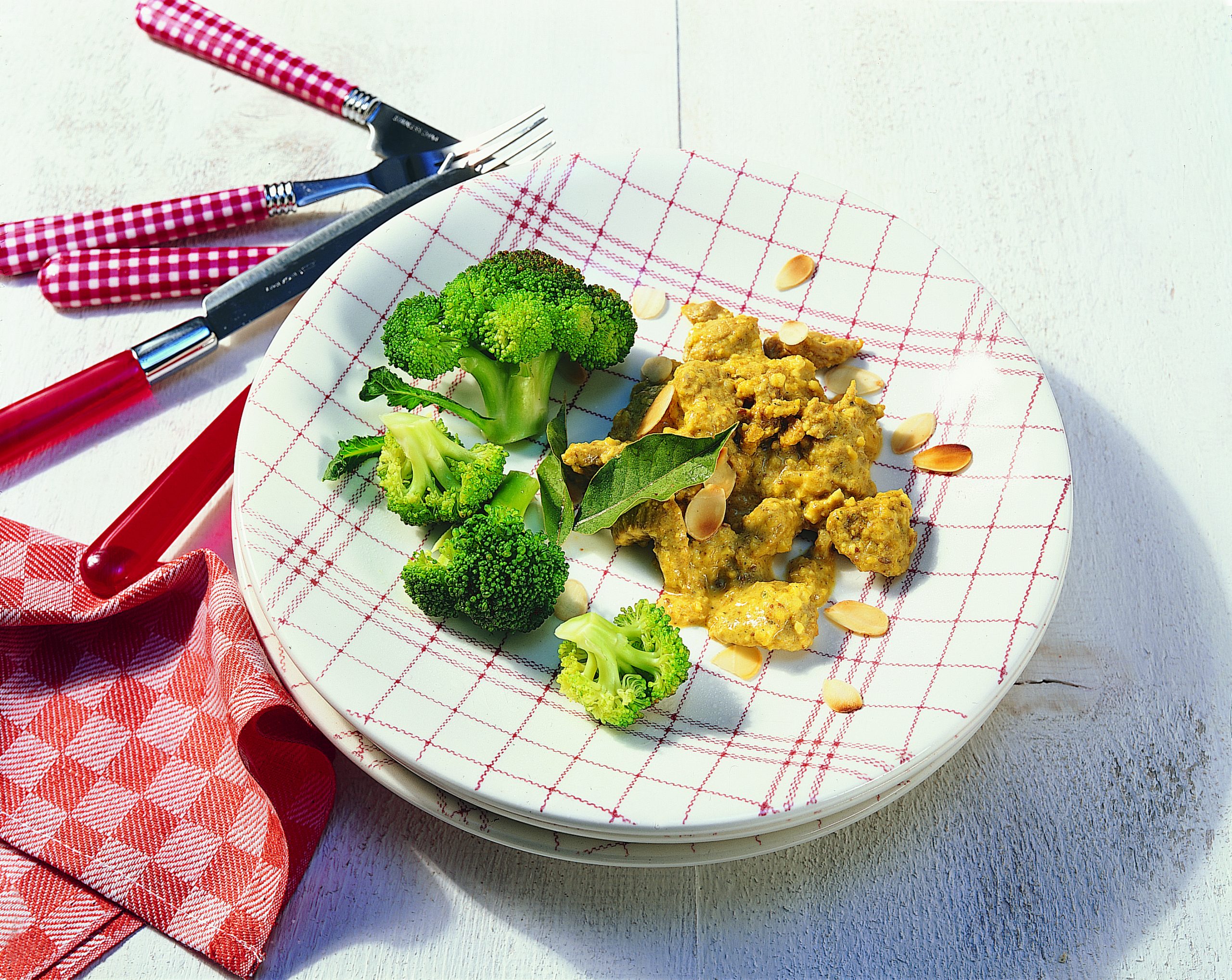 Emincé de veau épicé sauce aux amandes et brocoli vapeur