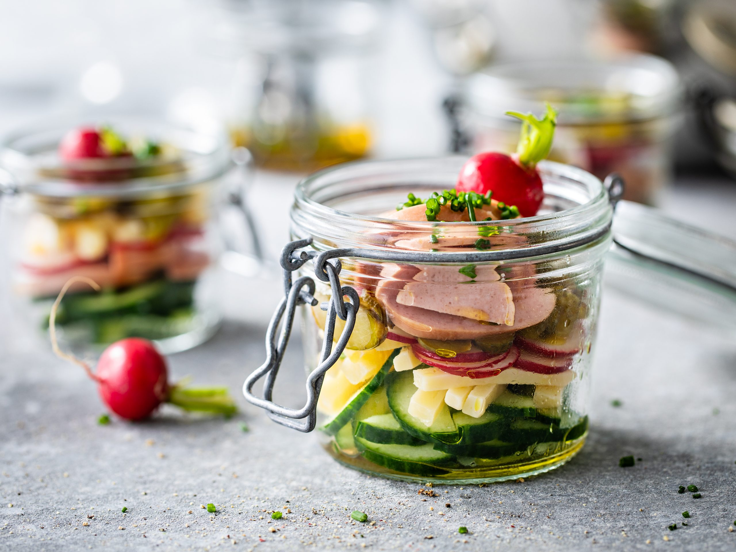 Salade de cervelas, de fromage et de concombre