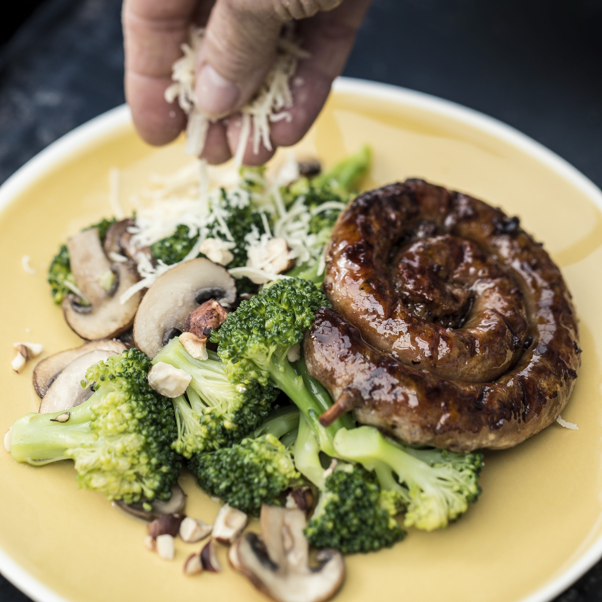 Escargot de saucisse aux brocolis et aux noisettes
