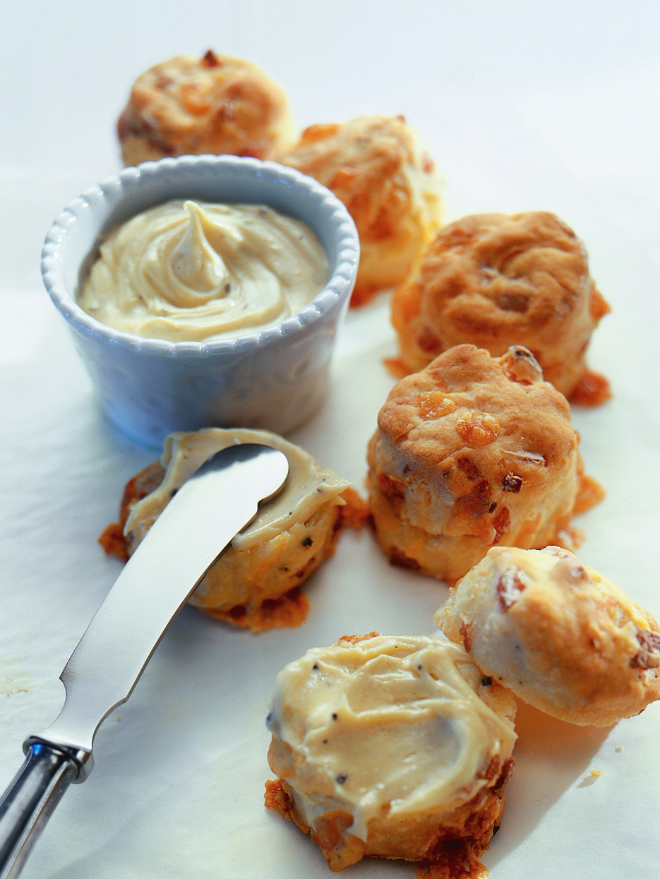 Scones au saucisson et beurre moutarde