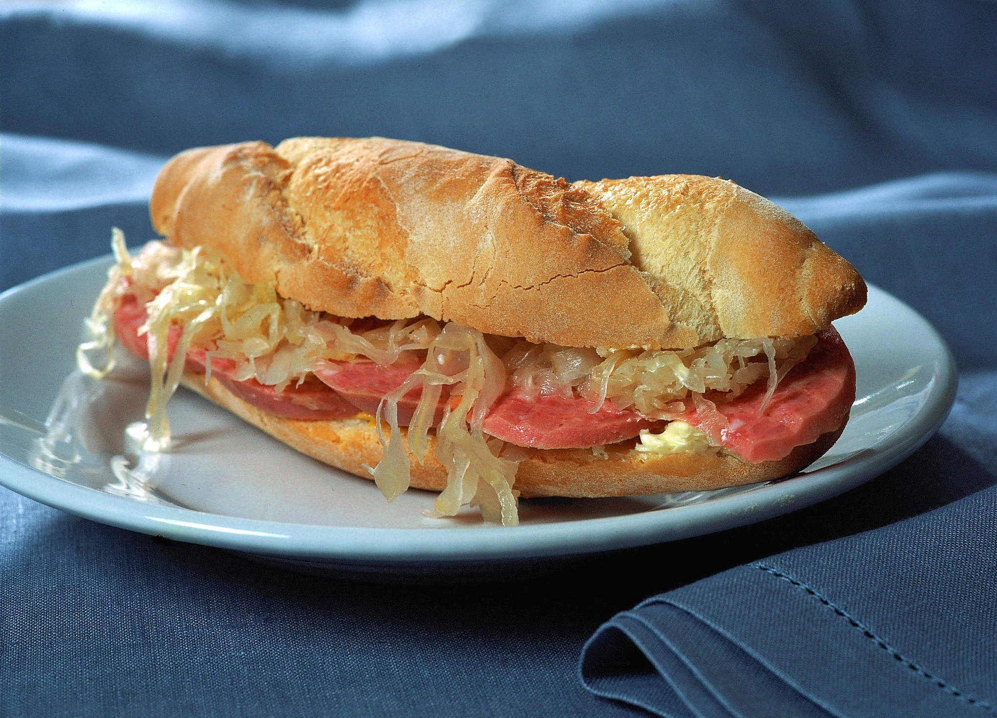 Wurst-und-Sauerkraut-Sandwich