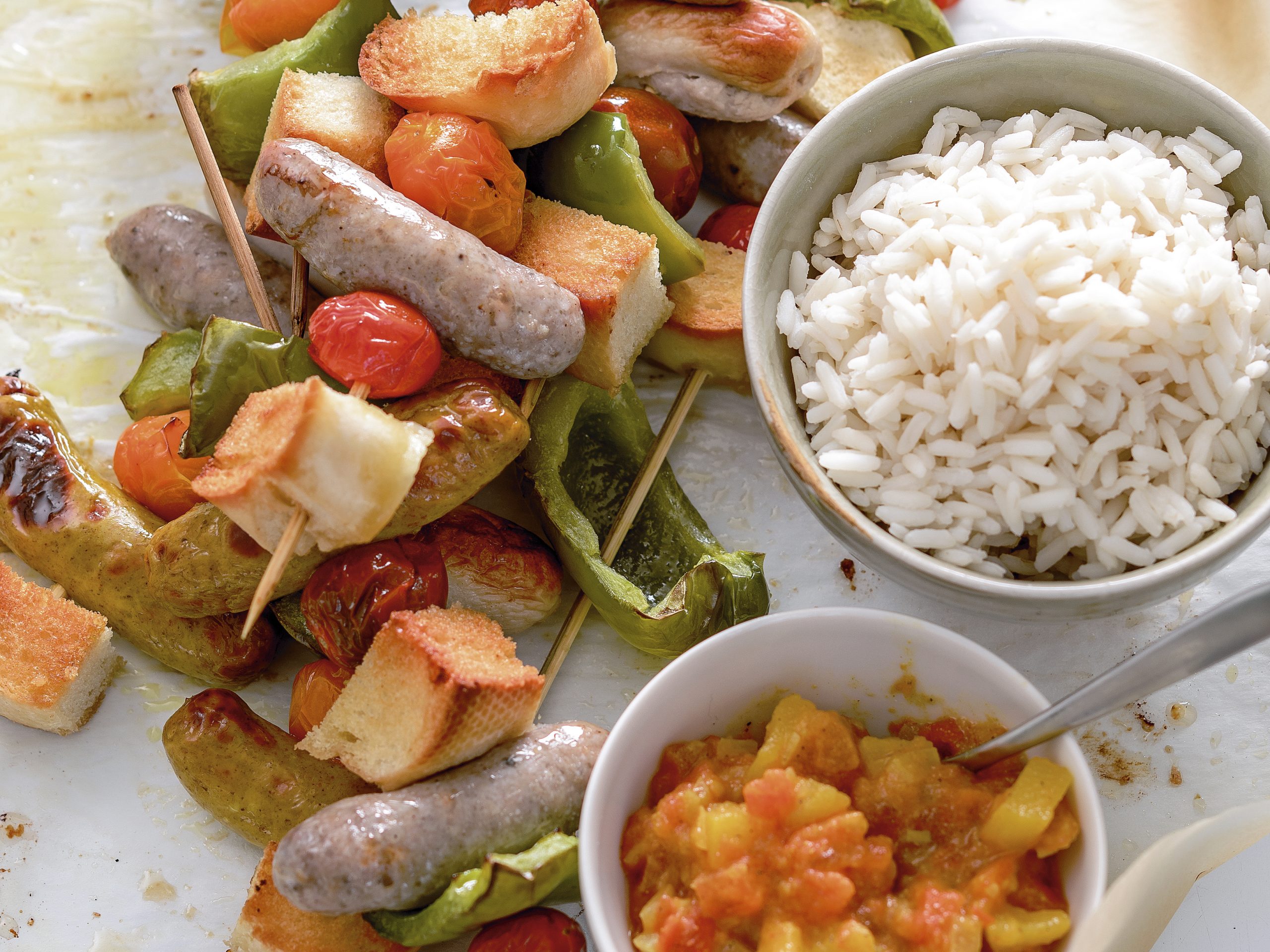 Wurstspiessli mit Tomaten-Curry-Dip
