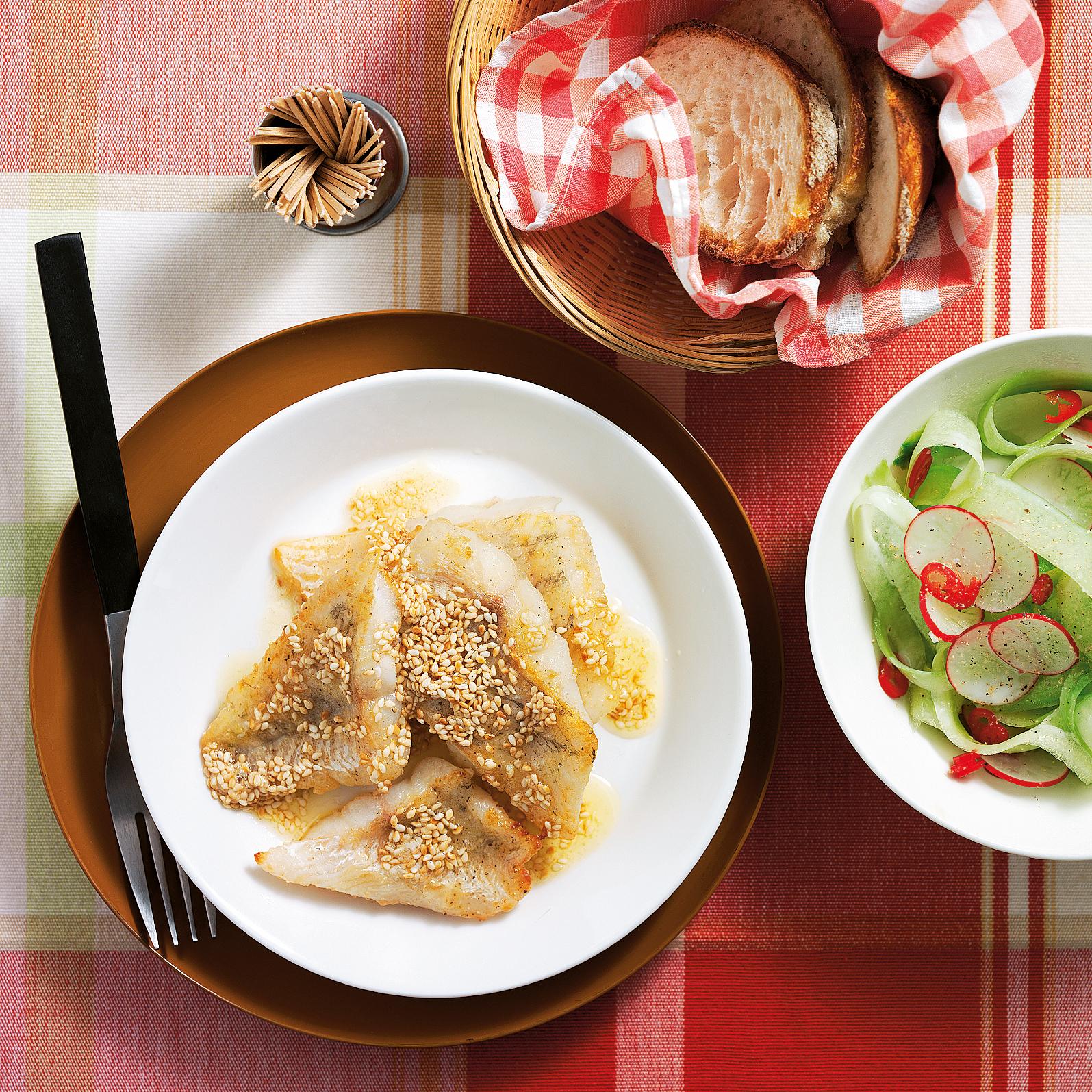 Zander mit Sesam und Gurkensalat