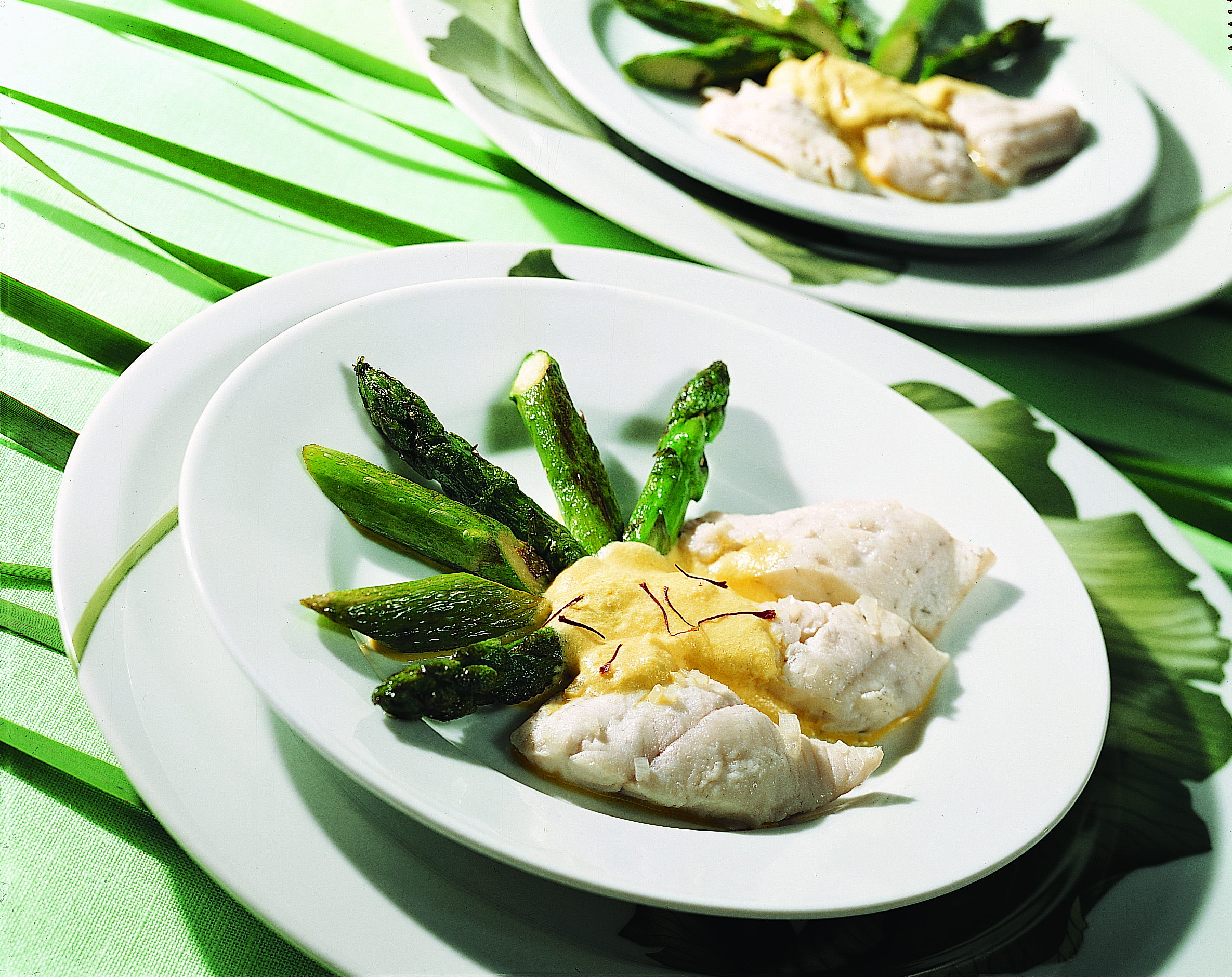 Filets de sandre, asperges et sauce au safran