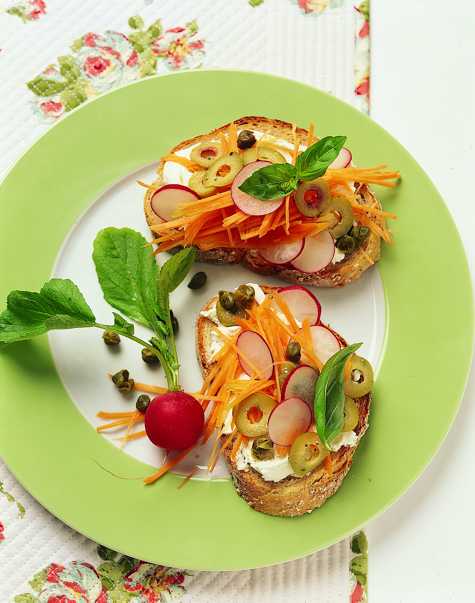 Crostini mit Frischkäse, Kapern und Oliven
