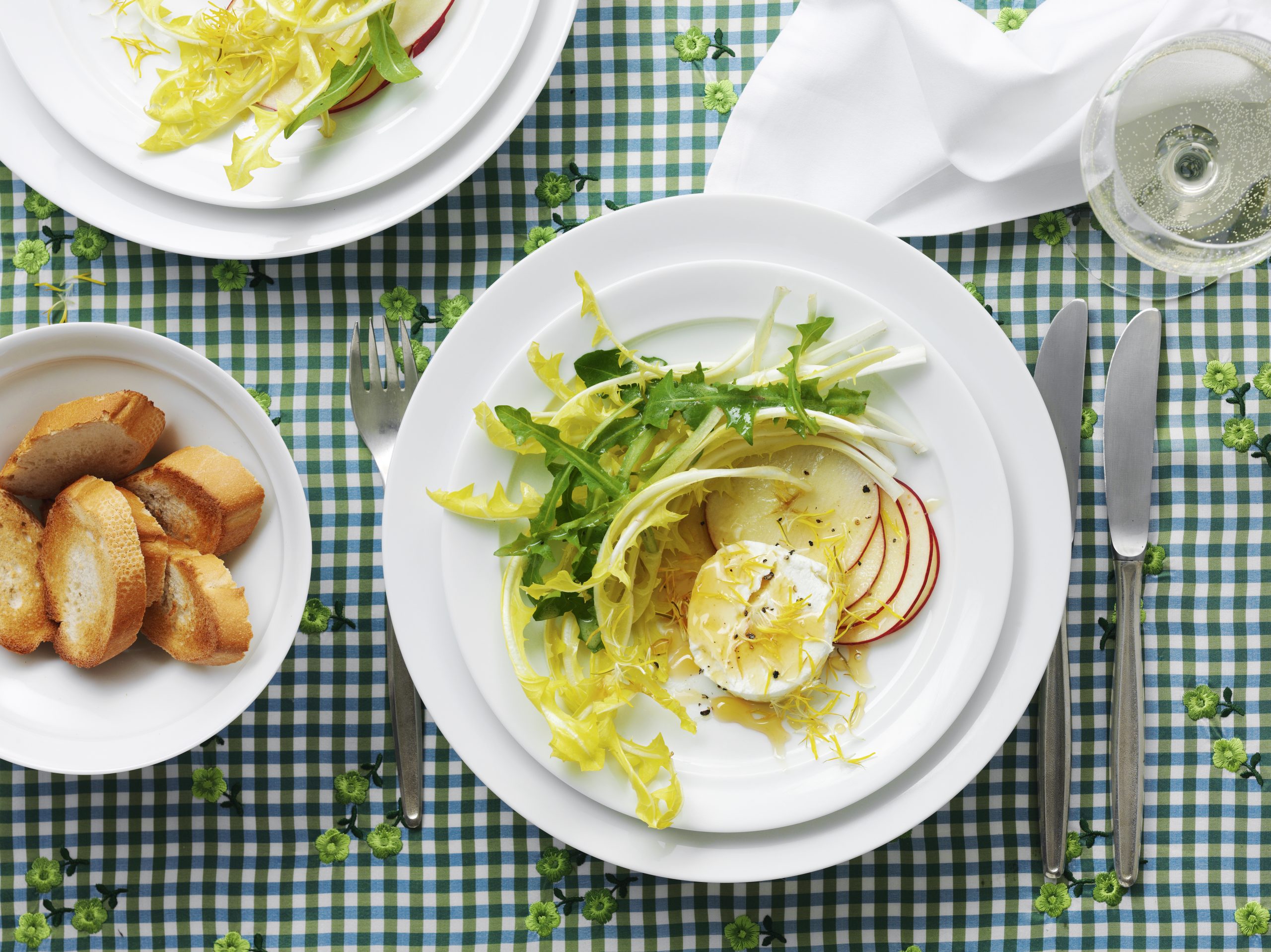Ziegenkäsli mit Löwenzahnsalat