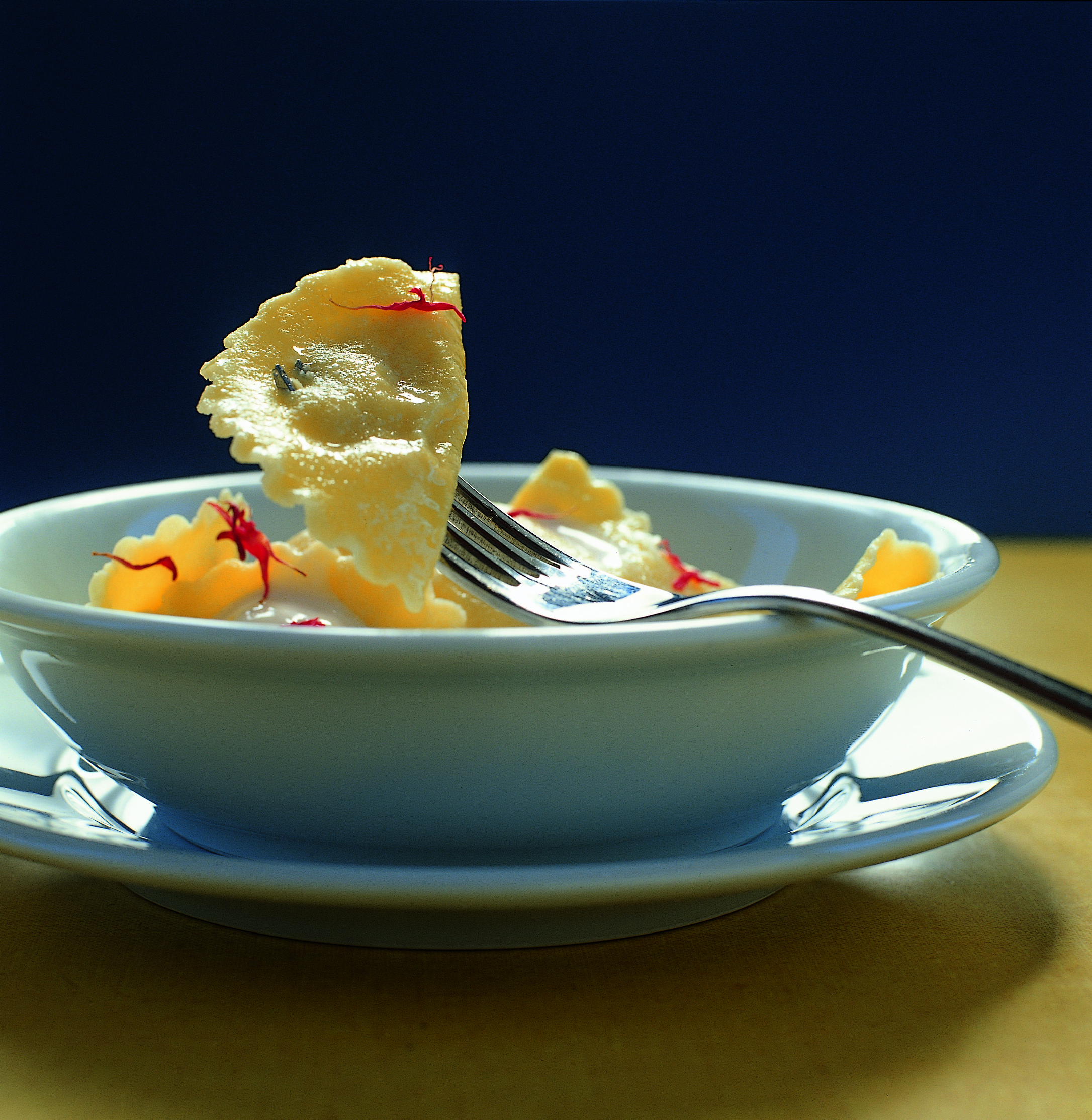 Zigerravioli an Goldmelissensauce