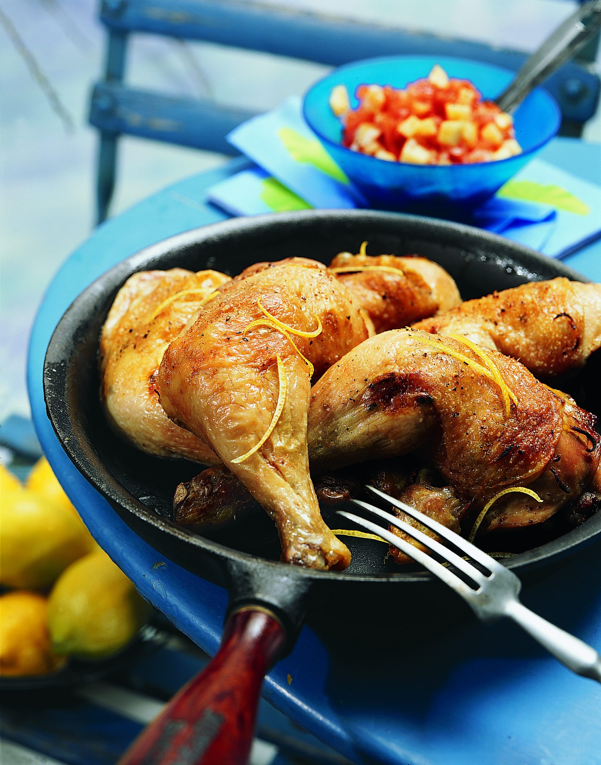 Poulet au citron et à la cardamome pour le barbecue et sauce tomates et pêches