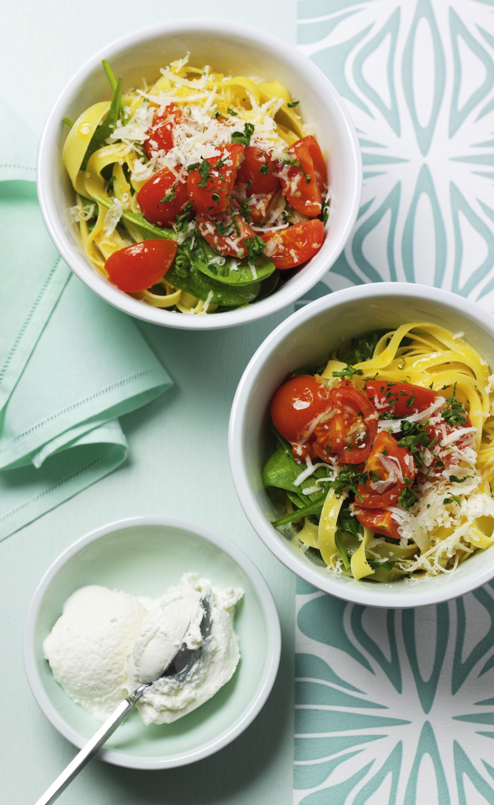 Zitronennudeln mit Tomaten und Ricotta