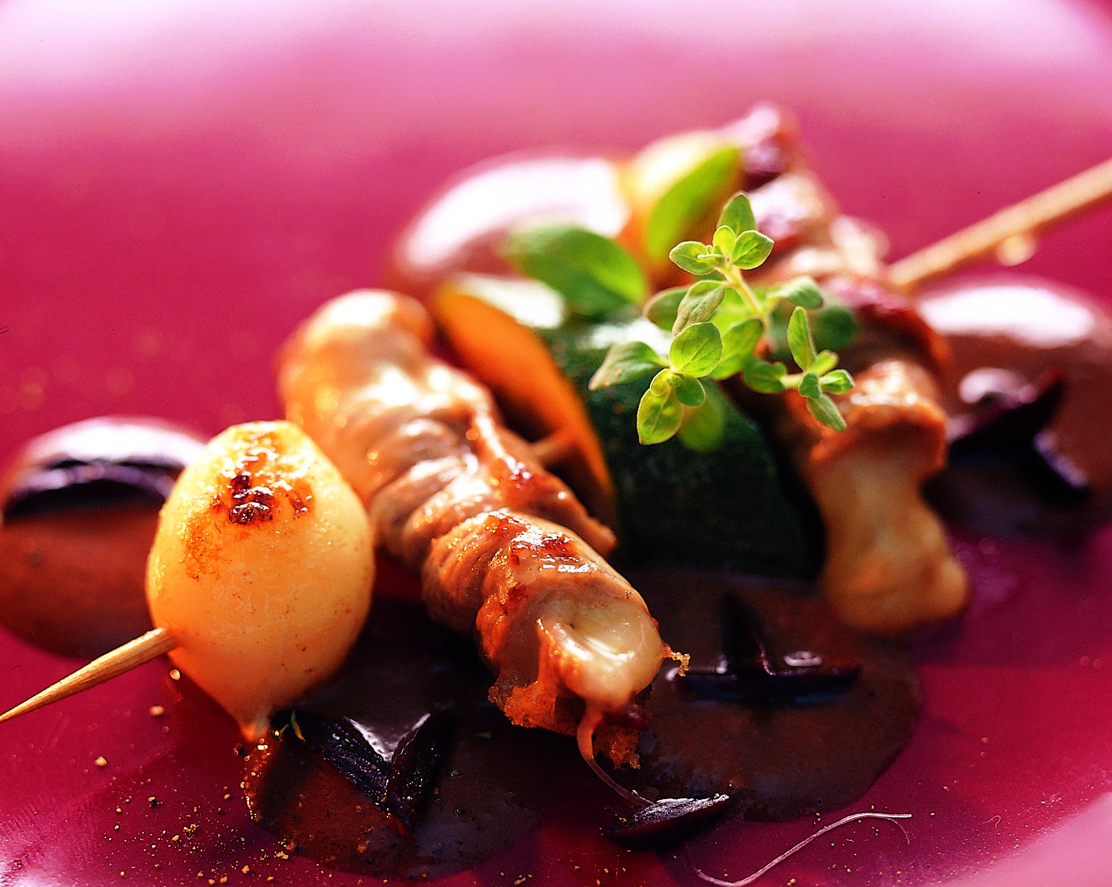 Brochettes de veau, de fromage et de courgettes et sauce aux olives