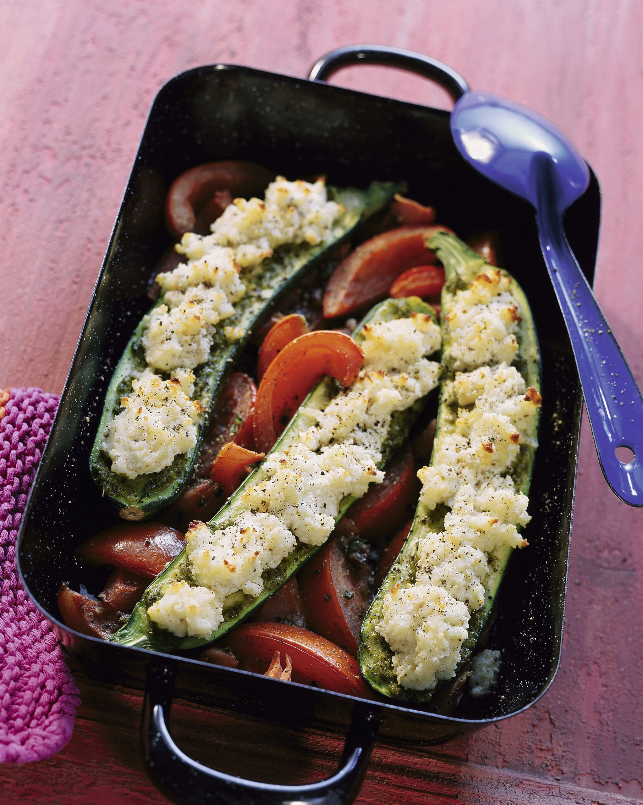 Barquettes de courgette sur lit de tomates épicées