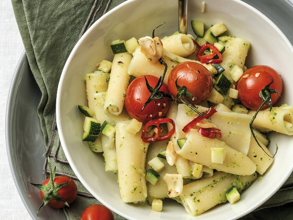 Zucchini-Teigwaren mit scharfen Tomaten