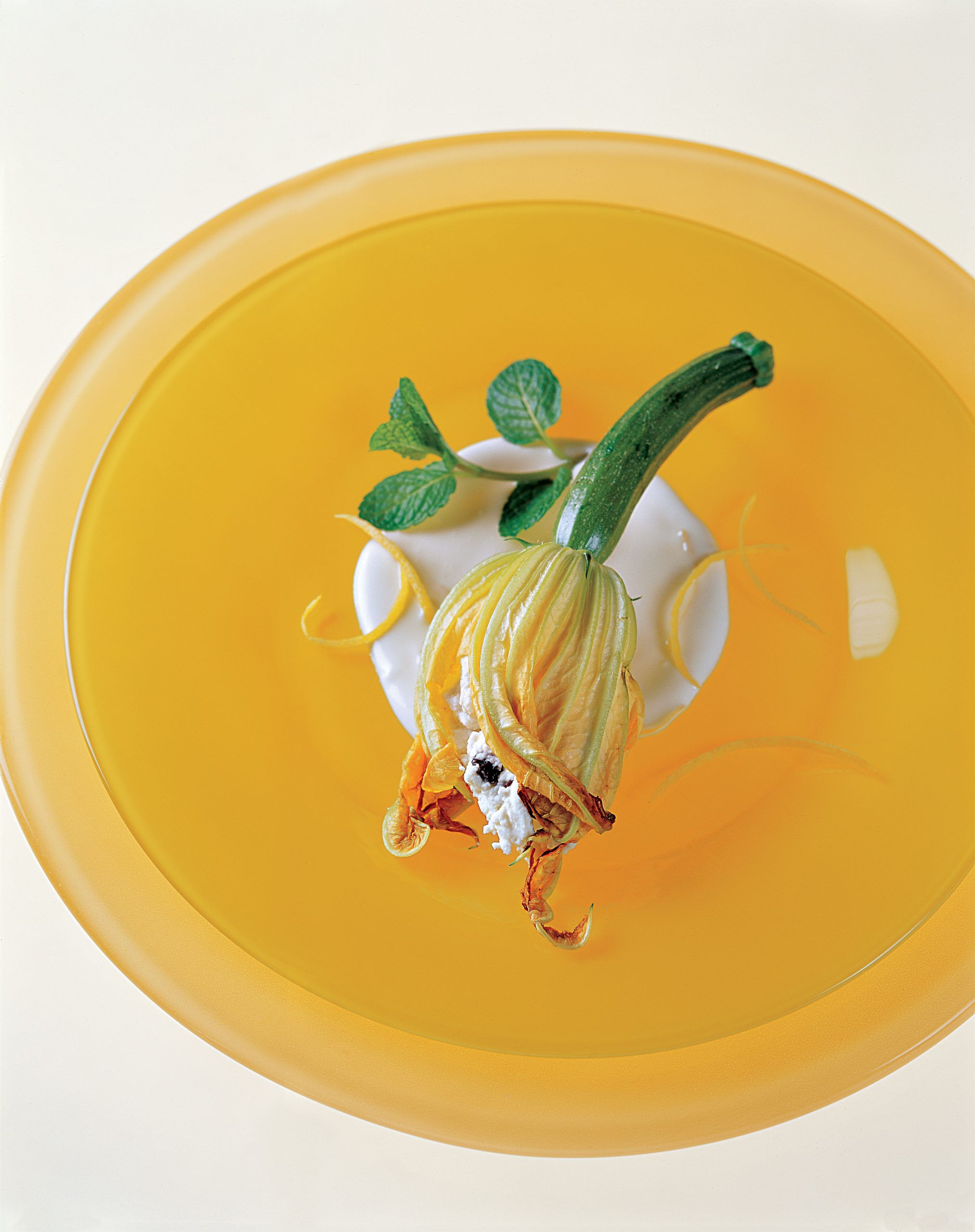 Fleurs de courgette farcies au sérac sur lit de crème acidulée