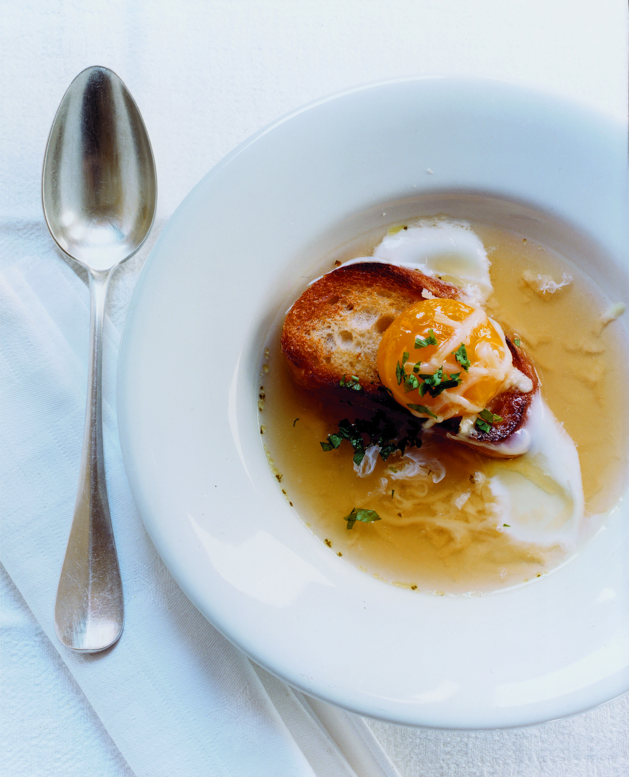 Zuppa Pavese (Bouillon mit Ei und Käse aus Pavia/Norditalien)