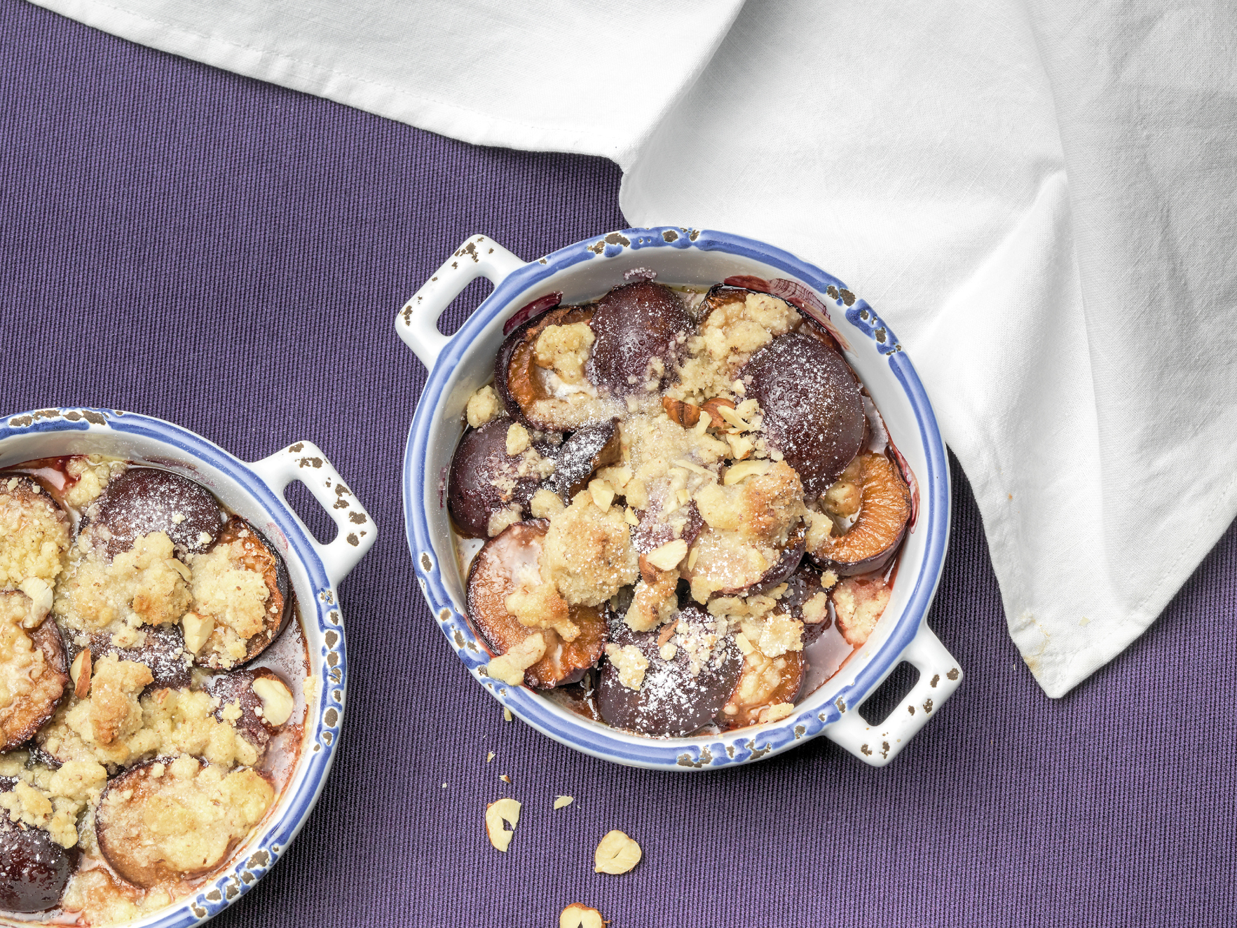 Crumble aux pruneaux et aux noisettes