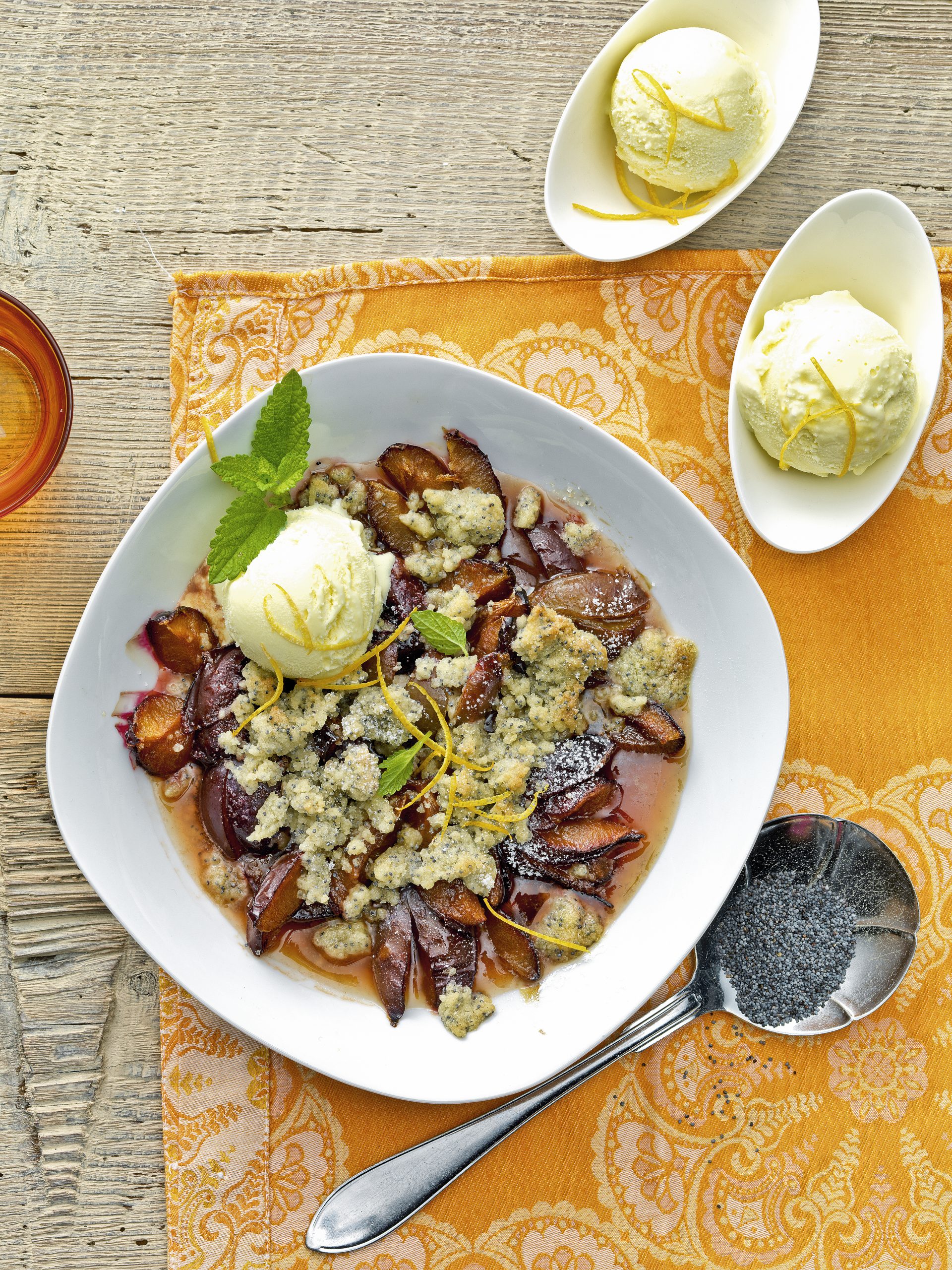 Crumble aux pruneaux et au pavot