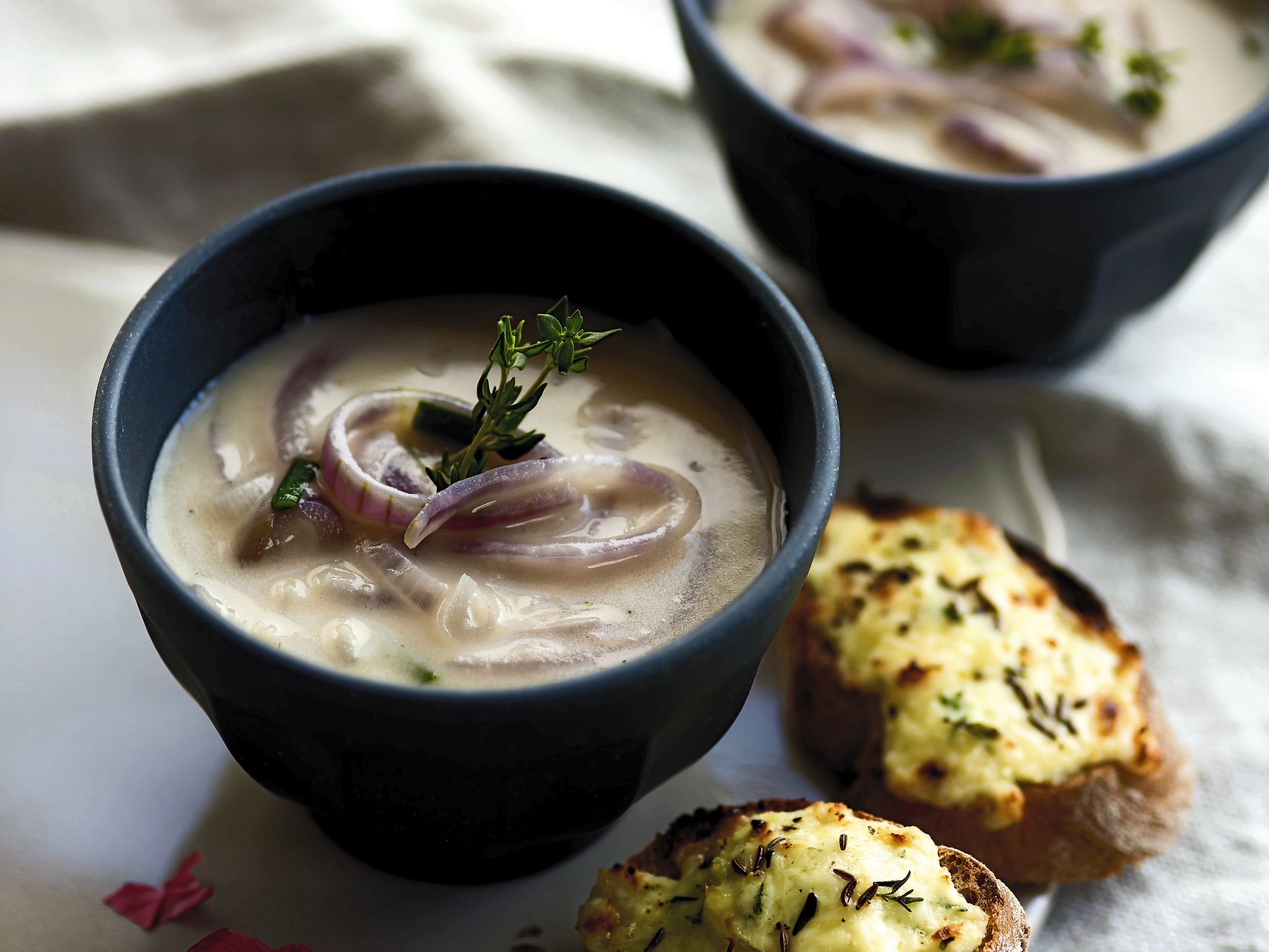 Soupe à l'oignon et tartines fromage-carvi